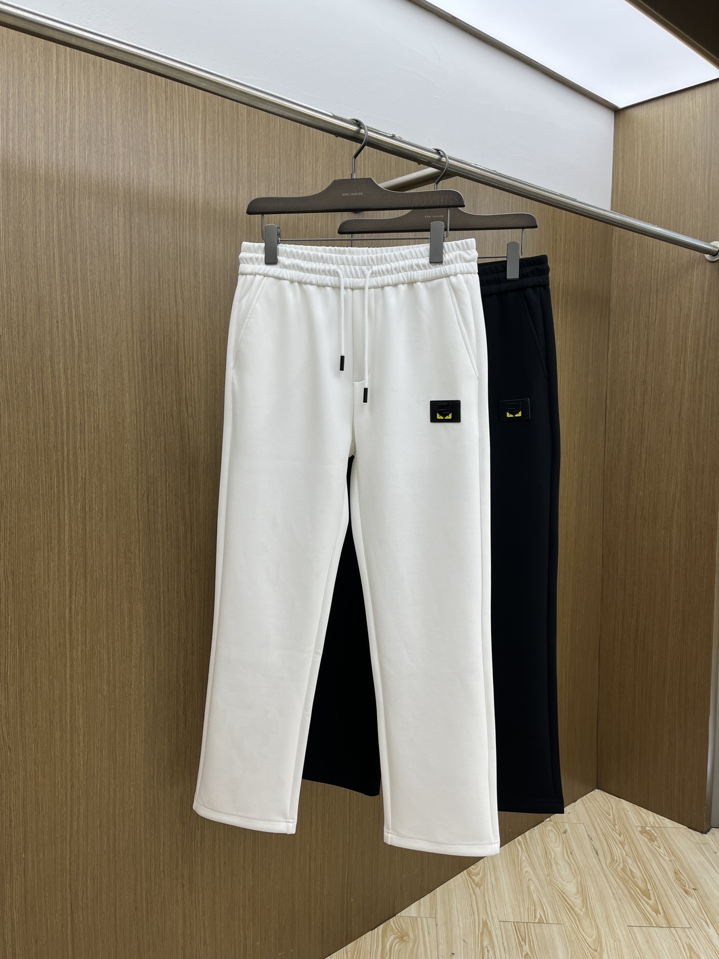 NO:565645,Autumn and winter FD new autumn and winter casual pants, high-end version, customized fabric, high breathability and comfort, impeccable details, brand element design concept, reflecting high quality. It feels delicate and soft!  It presents a casual cut and the upper body shape is awesome!  fyl code number M-3XL,,alexander wang19860909秋冬 FD 秋冬新款休闲裤 高端版本,定制面料 透气舒适度高,细节无可挑剔,品牌元素设计理念,体现高品质.手感细腻柔软！呈现休闲裁剪,上身版型超赞！fyl 码数M-3XL,,alexander wang,Men's clothing