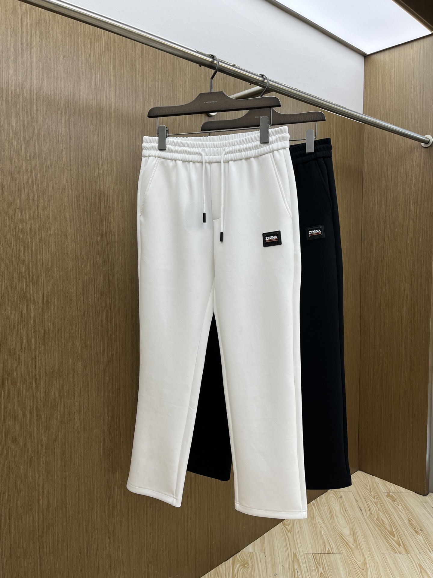 NO:565649,Autumn and winter ZZ new autumn and winter casual pants, high-end version, customized fabric, high breathability and comfort, impeccable details, brand element design concept, reflecting high quality. It feels delicate and soft!  It presents a casual cut and the upper body shape is awesome!  fyl code number M-3XL,,alexander wang19860909秋冬 ZZ 秋冬新款休闲裤 高端版本,定制面料 透气舒适度高,细节无可挑剔,品牌元素设计理念,体现高品质.手感细腻柔软！呈现休闲裁剪,上身版型超赞！fyl 码数M-3XL,,alexander wang,Men's clothing