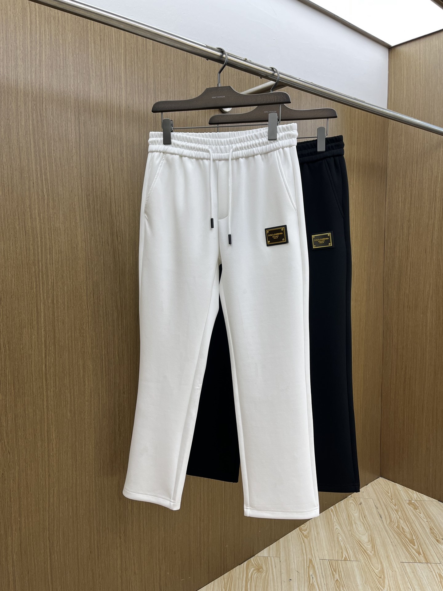 NO:565655,Autumn and winter DG new autumn and winter casual pants, high-end version, customized fabric, high breathability and comfort, impeccable details, brand element design concept, reflecting high quality. It feels delicate and soft!  It presents a casual cut and the upper body shape is awesome!  fyl code number M-3XL,,alexander wang19860909秋冬 DG 秋冬新款休闲裤 高端版本,定制面料 透气舒适度高,细节无可挑剔,品牌元素设计理念,体现高品质.手感细腻柔软！呈现休闲裁剪,上身版型超赞！fyl 码数M-3XL,,alexander wang,Men's clothing