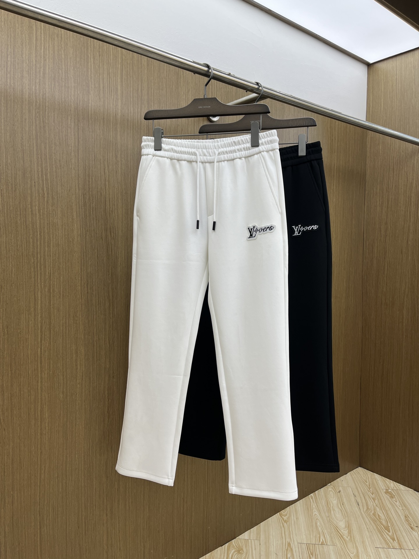 NO:565662,Autumn and winter LV new autumn and winter casual pants, high-end version, customized fabrics, high breathability and comfort, impeccable details, brand element design concept, reflecting high quality. It feels delicate and soft!  It presents a casual cut and the upper body shape is awesome!  fyl code number M-3XL,,louis vuitton,alexander wang19860909秋冬 LV 秋冬新款休闲裤 高端版本,定制面料 透气舒适度高,细节无可挑剔,品牌元素设计理念,体现高品质.手感细腻柔软！呈现休闲裁剪,上身版型超赞！fyl 码数M-3XL,,louis vuitton,alexander wang,Men's clothing