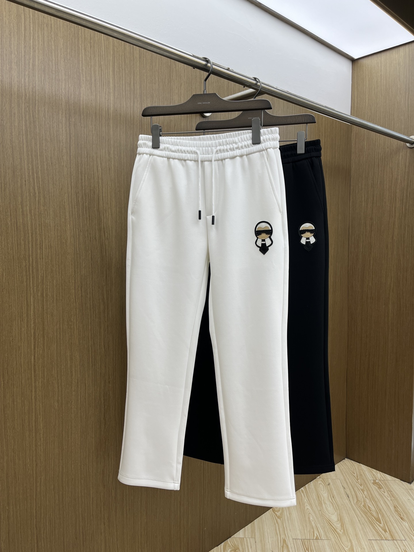 NO:565668,Autumn and winter FD new autumn and winter casual pants, high-end version, customized fabric, high breathability and comfort, impeccable details, brand element design concept, reflecting high quality. It feels delicate and soft!  It presents a casual cut and the upper body shape is awesome!  fyl code number M-3XL,,alexander wang19860909秋冬 FD 秋冬新款休闲裤 高端版本,定制面料 透气舒适度高,细节无可挑剔,品牌元素设计理念,体现高品质.手感细腻柔软！呈现休闲裁剪,上身版型超赞！fyl 码数M-3XL,,alexander wang,Men's clothing
