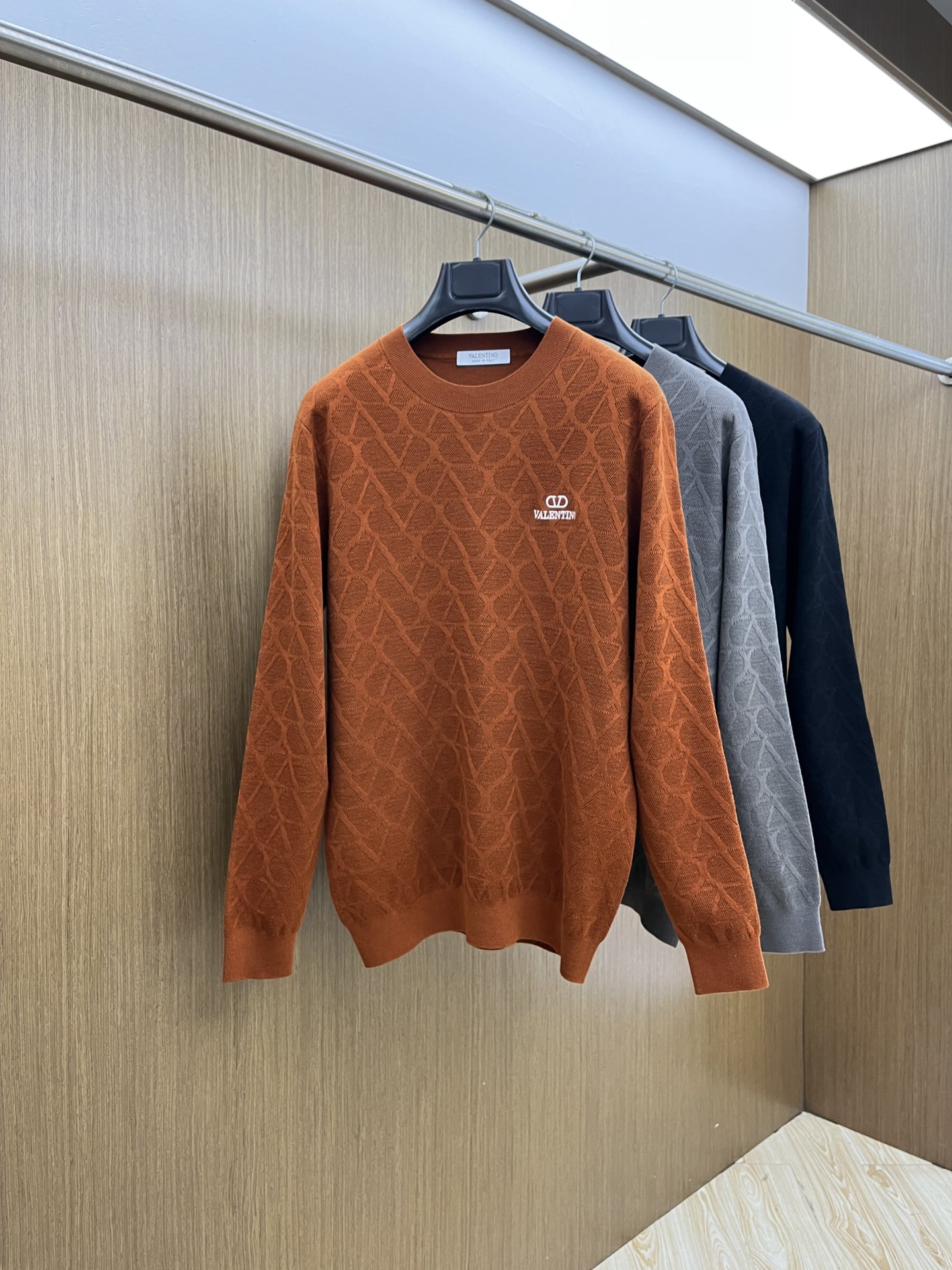 NO:565674,Autumn and winter Vltn new long-sleeved crew neck sweater, logo embroidered on the chest. Trading company channels are rare, leading official website sales!  With unique design, simple and clean, classic and fashionable version design, it is a versatile style that can be switched at will. The fabric feels soft and delicate, highly moisture-absorbent and breathable. It is close to the skin and comfortable to wear. It can be worn alone or as an inner layer. The versatility of fdl is beyond your imagination!  The upper body of the ready-to-wear is simple and fashionable yet elegant!  Size M-4XL,,sweaters,alexander wang19860909秋冬 Vltn 新款长袖圆领毛衣,胸前刺绣Logo.贸易公司渠道稀出,领先官网发售！搭配独特的设计,简洁干净、经典时髦的版型设计,属于可随意切换风格的百搭款式,面料手感软糯细腻,极具吸湿透气性,贴身着穿亲肤舒适,即可单穿内搭、fdl其百搭性能超乎你的想象！成衣上身简约时髦又不失优雅感！码数M-4XL,,sweaters,alexander wang,Men's clothing