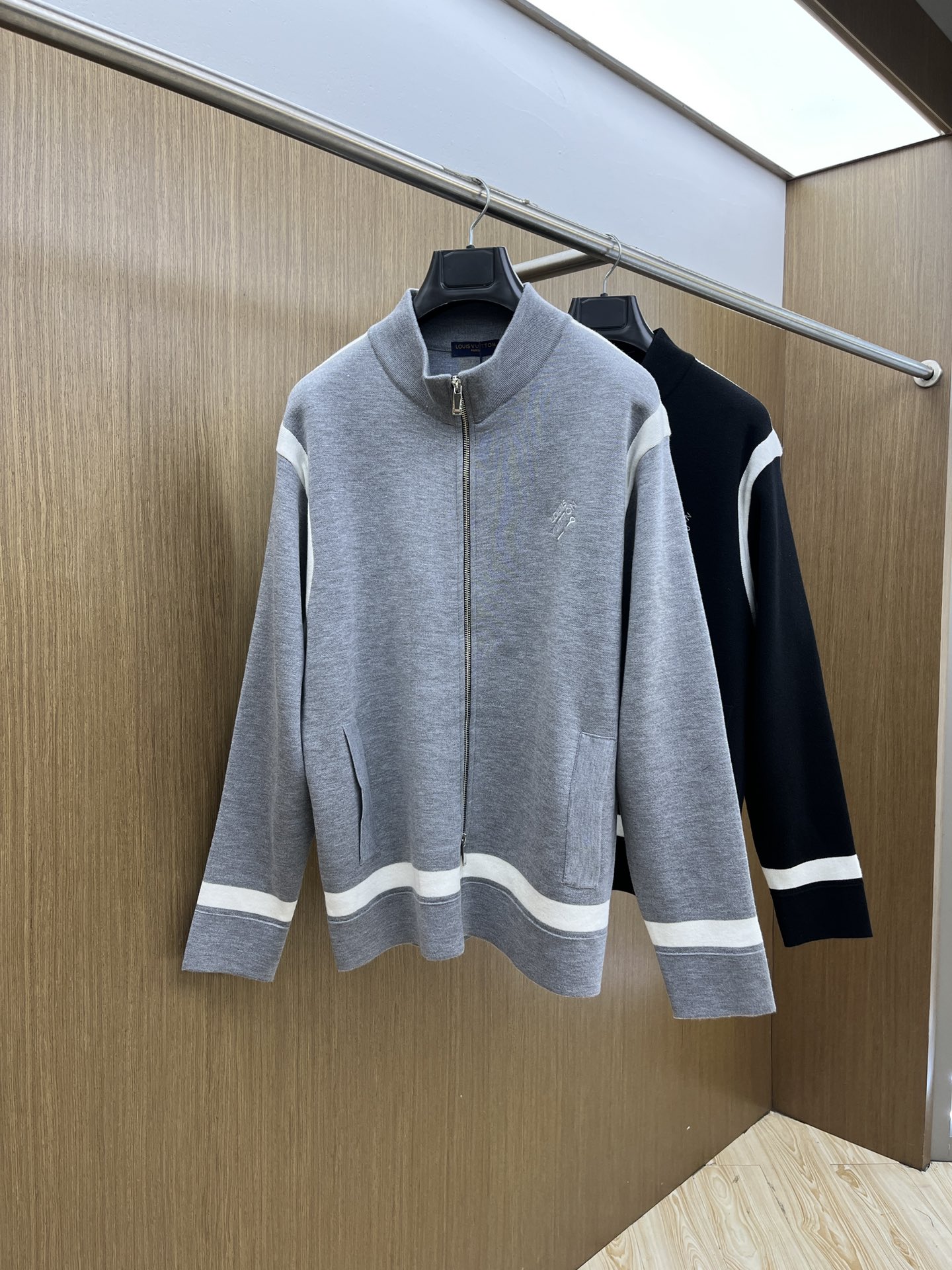 NO:565686,Autumn and winter LV new cardigan wool sweater jacket with logo embroidered on the chest. Trading company channels are rare, leading official website sales!  With unique design, simple and clean, classic and fashionable version design, it is a versatile style that can be switched at will. The fabric feels soft and delicate, highly moisture-absorbent and breathable. It is close to the skin and comfortable to wear. It can be worn alone or as an inner layer. The versatility of fdl is beyond your imagination!  The upper body of the ready-to-wear is simple and fashionable yet elegant!  Size M-3XL,,louis vuitton,jackets & coats,sweaters,alexander wang19860909秋冬 LV 新款开衫羊毛毛衣外套 胸前刺绣Logo.贸易公司渠道稀出,领先官网发售！搭配独特的设计,简洁干净、经典时髦的版型设计,属于可随意切换风格的百搭款式,面料手感软糯细腻,极具吸湿透气性,贴身着穿亲肤舒适,即可单穿内搭、fdl其百搭性能超乎你的想象！成衣上身简约时髦又不失优雅感！码数M-3XL,,louis vuitton,jackets & coats,sweaters,alexander wang,Men's clothing