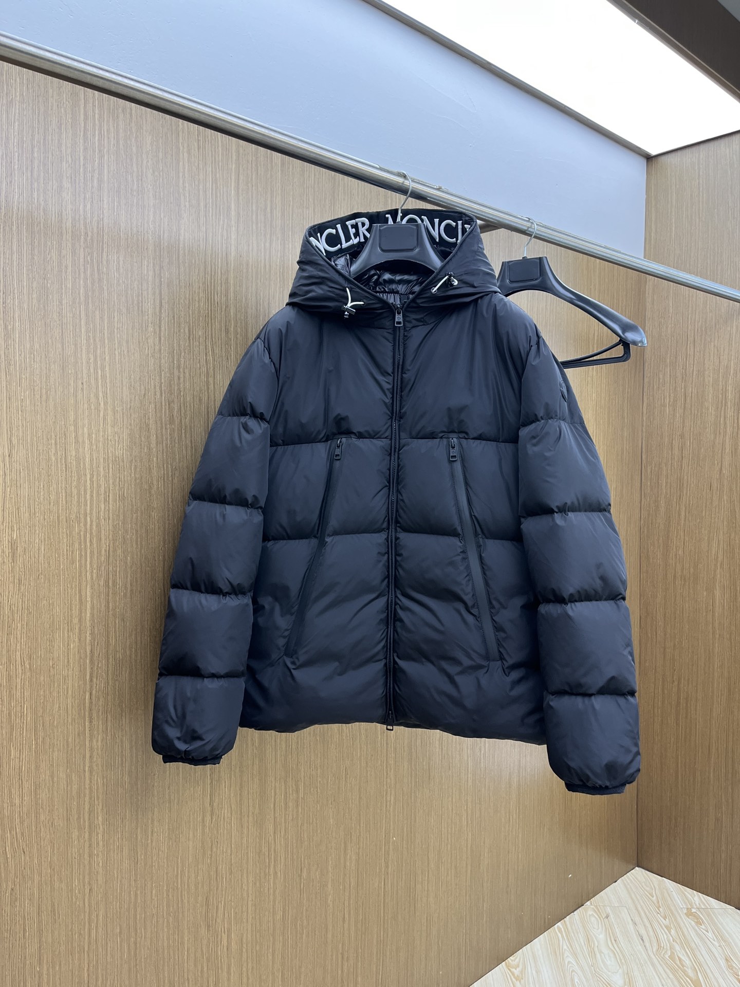 NO:565692,Autumn and winter down Mon Gw classic down jacket black label Autumn and winter popular down jacket Original customized hardware accessories are all imported and original customization Welcome to compare Absolutely high quality Use top 90 white duck down Super soft Filled with fluffy and plump Super heavy fabric workmanship and perfect fit Flin pays attention to the fabric is super comfortable Exclusive model Non-market goods Same style for men and women Size 12345,,jackets & coats,down jacket,alexander wang19860909秋冬羽绒 Mon Gw经典款羽绒服外套黑标 秋冬爆款羽绒服 原版订制五金配件全进口原版定制 欢迎对比 绝对的高品质 采用顶级90白鸭绒 超柔软 充羽量蓬松饱满 超级重面料做工杠杠的版型完美 flin注意面料超舒服 独家款 非市场货 男女同款 尺码12345,,jackets & coats,down jacket,alexander wang,Men's clothing