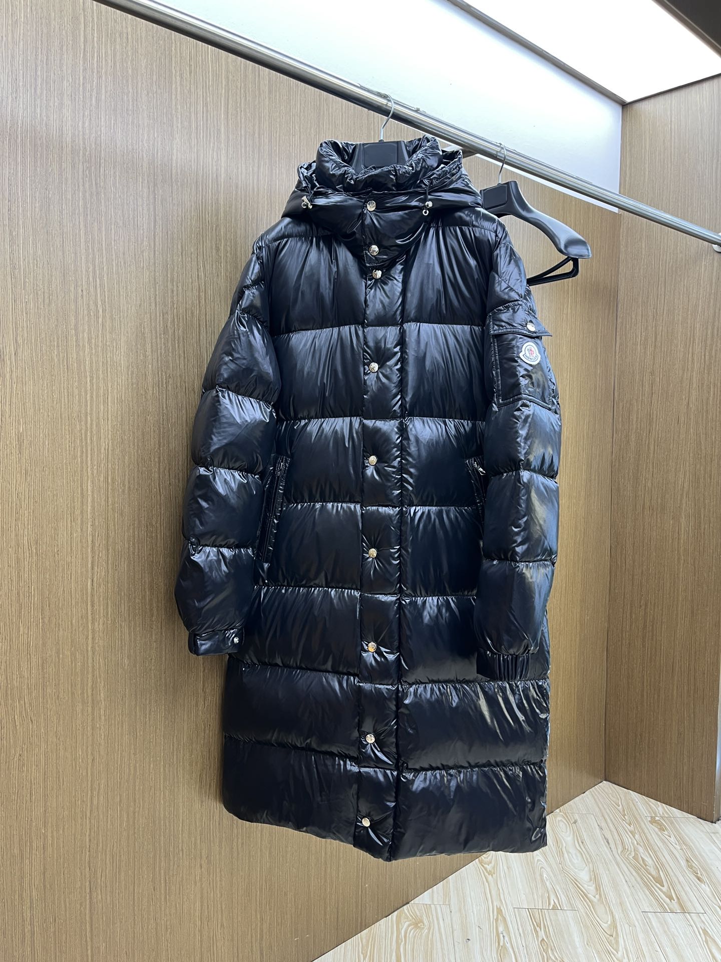 NO:565646,Autumn and winter down Mon Gw classic long down jacket Autumn and winter popular down jacket Original customized hardware accessories are all imported and original customization Welcome to compare Absolutely high quality Use top 90 white duck down Super soft Filled with fluffy and full feathers Super heavy fabric workmanship and perfect fit Flin pays attention to the fabric is super comfortable Exclusive model Non-market goods Same style for men and women Size 12345,,jackets & coats,down jacket,alexander wang19860909秋冬羽绒 Mon Gw经典长款羽绒服外套 秋冬爆款羽绒服 原版订制五金配件全进口原版定制 欢迎对比 绝对的高品质 采用顶级90白鸭绒 超柔软 充羽量蓬松饱满 超级重面料做工杠杠的版型完美 flin注意面料超舒服 独家款 非市场货 男女同款 尺码12345,,jackets & coats,down jacket,alexander wang,Men's clothing