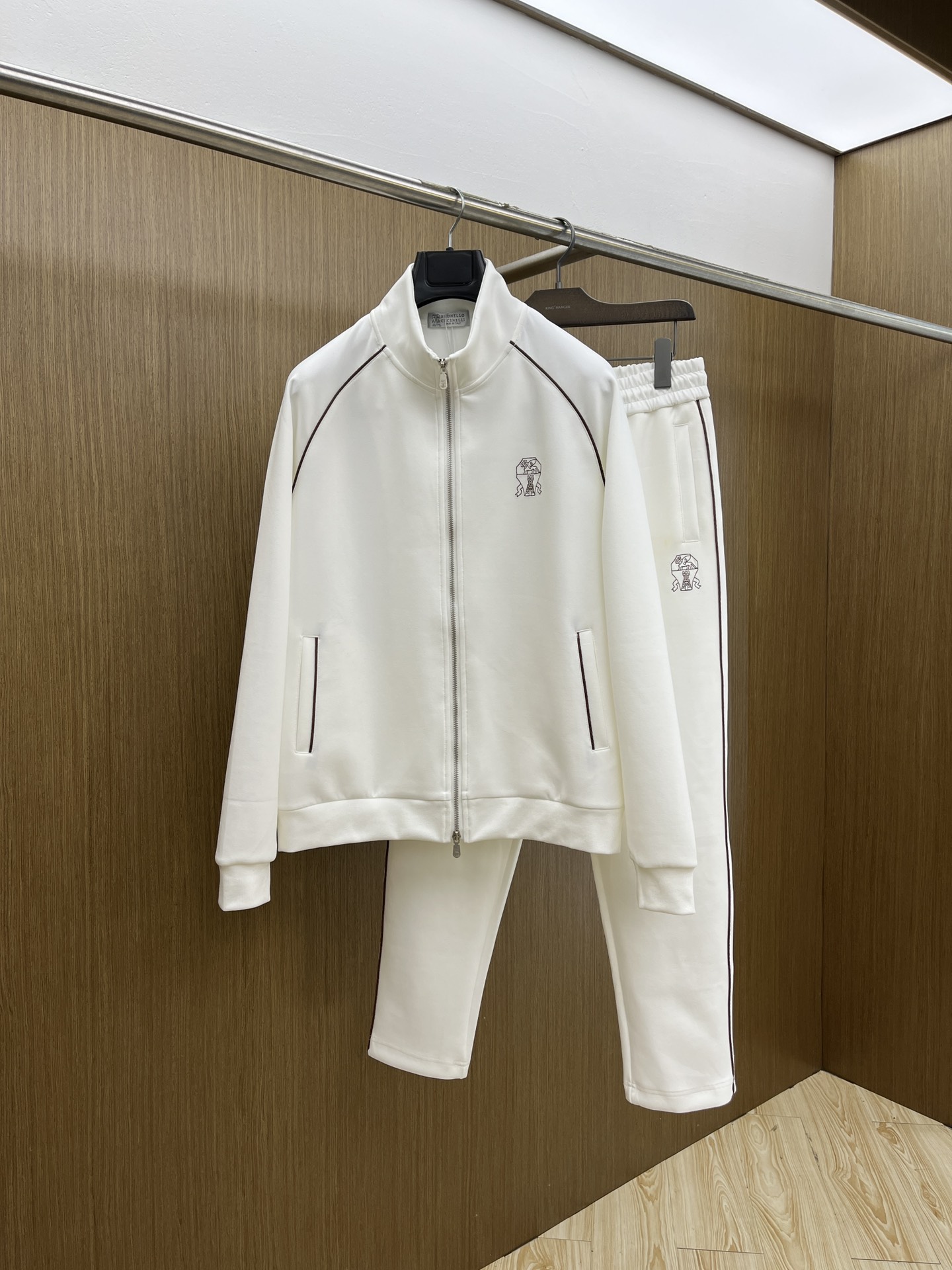 NO:573120,Autumn and winter/set BC's latest suit version m-xxxl The latest and most top-notch classic yellow straps with heavy-duty embroidery letters arranged in classic patterns and trendy hooded casual cardigan suits, the top quality counters are selling, top-notch production technology imported fabrics, counter models unique design, fls uses imported high-end custom-made imported silk threads with a first-class feel!  !  !  ,,hats,alexander wang19860909秋冬/套 BC 年最新款套装版型m-xxxl 最新最顶级经典黄色带子加重工刺绣字母排列经典图案潮流连帽休闲开衫套装,最顶级的品质专柜在售,顶级制作工艺进口面料,专柜款独特设计,fls采用进口高端订制进口丝线手感一流！！！,,hats,alexander wang,Men's clothing