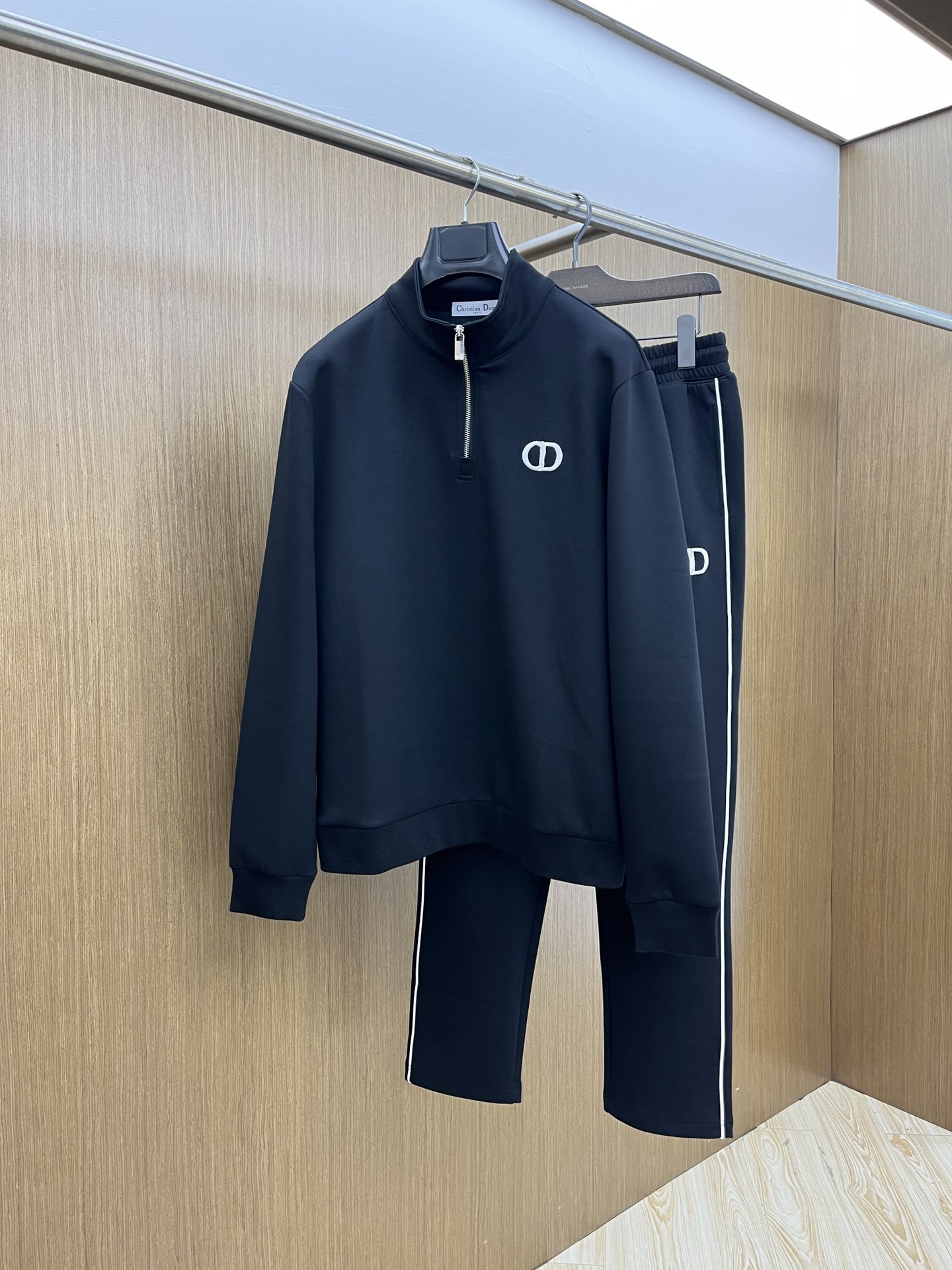 NO:573123,Autumn/Winter/Set CD The latest suit version of the year is m-xxxl. The latest and most top-notch classic yellow straps with heavy-duty embroidery letters arranged in classic patterns and trendy hooded casual cardigan suits. The top quality counters are selling, top-notch production technology imported fabrics, counter models unique design, fls uses imported high-end custom-made imported silk threads with a first-class feel!  !  !  ,,hats,alexander wang19860909秋冬/套 CD 年最新款套装版型m-xxxl 最新最顶级经典黄色带子加重工刺绣字母排列经典图案潮流连帽休闲开衫套装,最顶级的品质专柜在售,顶级制作工艺进口面料,专柜款独特设计,fls采用进口高端订制进口丝线手感一流！！！,,hats,alexander wang,Men's clothing