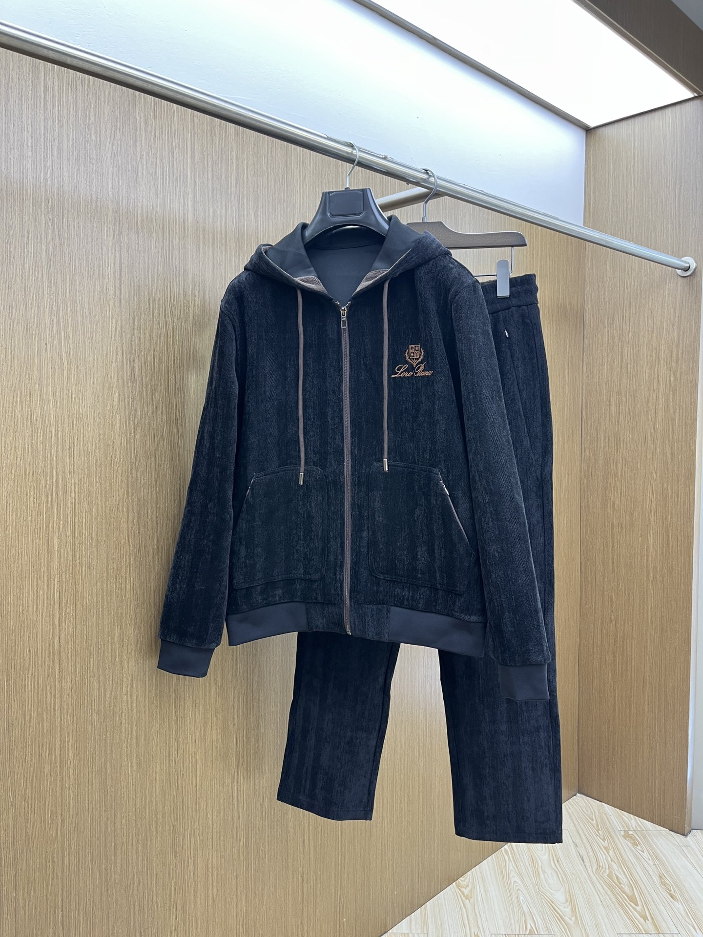 NO:573126,Autumn and winter/set LP GW latest dad casual style casual suit, the latest and top classic heavy industry embroidery letter arrangement classic pattern trend hooded casual cardigan suit, the top quality counter is on sale, top production technology imported fabrics, counter style unique design, fls uses imported high-end custom-made imported silk thread with first-class feel!  !  !  Size M-3XL,,loro piana,hats,alexander wang19860909秋冬/套 LP GW最新款老爹休闲风休闲套装 最新最顶级经典重工刺绣字母排列经典图案潮流连帽休闲开衫套装,最顶级的品质专柜在售,顶级制作工艺进口面料,专柜款独特设计,fls采用进口高端订制进口丝线手感一流！！！ 尺码M-3XL,,loro piana,hats,alexander wang,Men's clothing