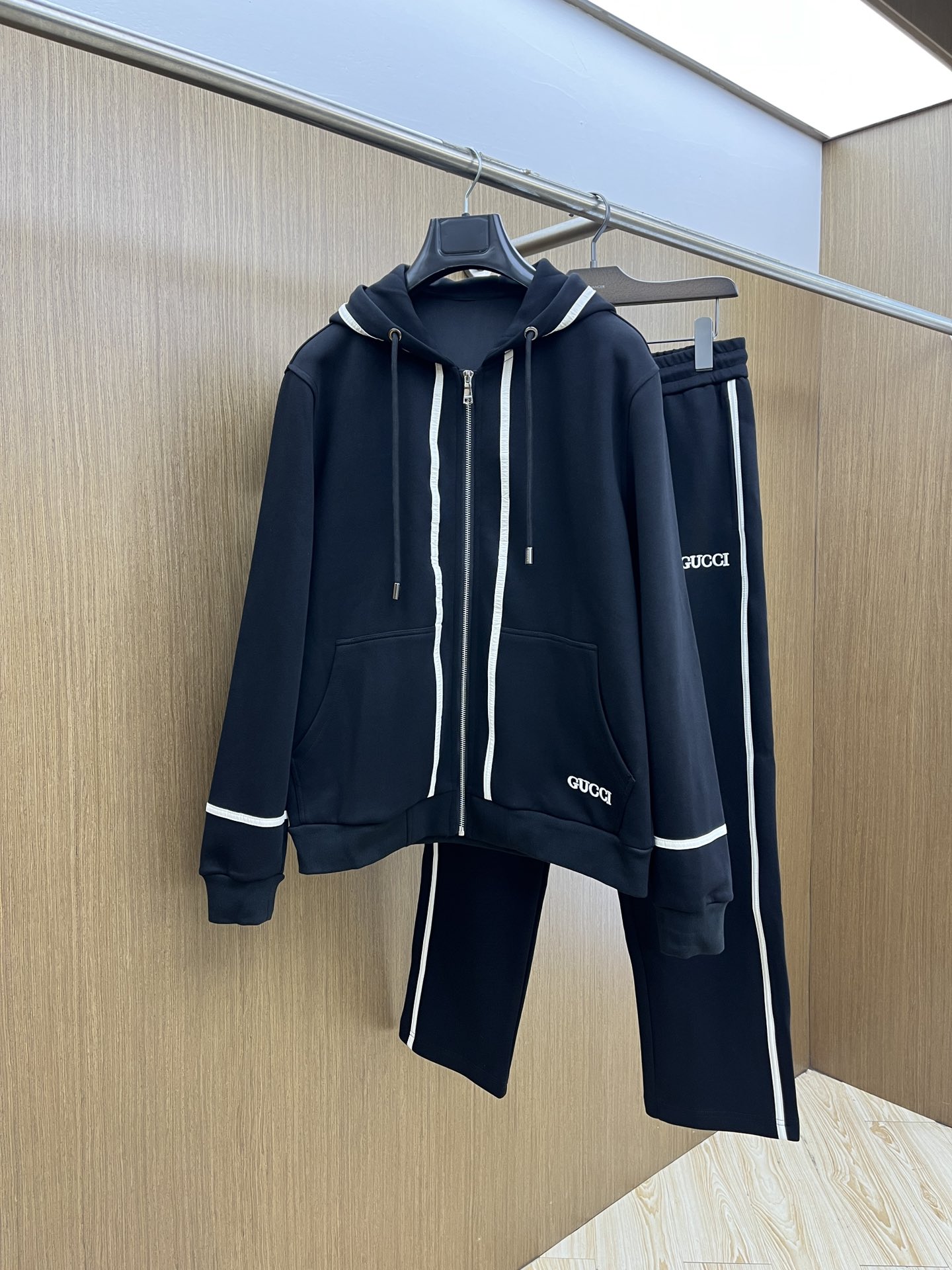 NO:567591,Autumn and winter/set Guc GW's latest dad casual style casual suit, the latest and top-notch classic heavy-duty embroidery letter arrangement, classic pattern trend hooded casual cardigan suit, the top quality counter is on sale, top-notch production technology imported fabrics, counter style unique design, fls uses imported high-end custom-made imported silk thread with first-class feel!  !  !  Size M-3XL,,gucci,hats,alexander wang19860909秋冬/套 Guc GW最新款老爹休闲风休闲套装 最新最顶级经典重工刺绣字母排列经典图案潮流连帽休闲开衫套装,最顶级的品质专柜在售,顶级制作工艺进口面料,专柜款独特设计,fls采用进口高端订制进口丝线手感一流！！！ 尺码M-3XL,,gucci,hats,alexander wang,Men's clothing