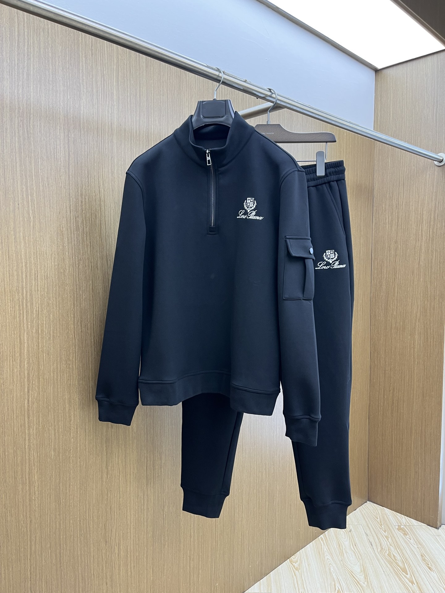 NO:567597,Autumn and winter/set LP GW latest dad casual style casual suit, the latest and top-notch classic heavy-duty embroidery letter arrangement classic pattern trend hooded casual cardigan suit, the top quality counter is on sale, top-notch production technology imported fabrics, counter style unique design, fls uses imported high-end custom-made imported silk thread with first-class feel!  !  !  Size M-3XL,,loro piana,hats,alexander wang19860909秋冬/套 LP GW最新款老爹休闲风休闲套装 最新最顶级经典重工刺绣字母排列经典图案潮流连帽休闲开衫套装,最顶级的品质专柜在售,顶级制作工艺进口面料,专柜款独特设计,fls采用进口高端订制进口丝线手感一流！！！ 尺码M-3XL,,loro piana,hats,alexander wang,Men's clothing