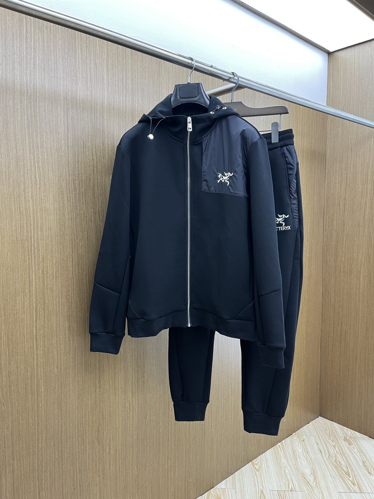 NO:567550,Autumn and winter/set ARC GW latest dad casual style casual suit, the latest and top class classic heavy industry embroidery letter arrangement classic pattern trend hooded casual cardigan suit, the top quality counter is on sale, top production technology imported fabrics, counter style unique design, fls uses imported high-end custom-made imported silk thread with first-class feel!  !  !  Size M-3XL,,hats,alexander wang19860909秋冬/套 ARC GW最新款老爹休闲风休闲套装 最新最顶级经典重工刺绣字母排列经典图案潮流连帽休闲开衫套装,最顶级的品质专柜在售,顶级制作工艺进口面料,专柜款独特设计,fls采用进口高端订制进口丝线手感一流！！！ 尺码M-3XL,,hats,alexander wang,Men's clothing