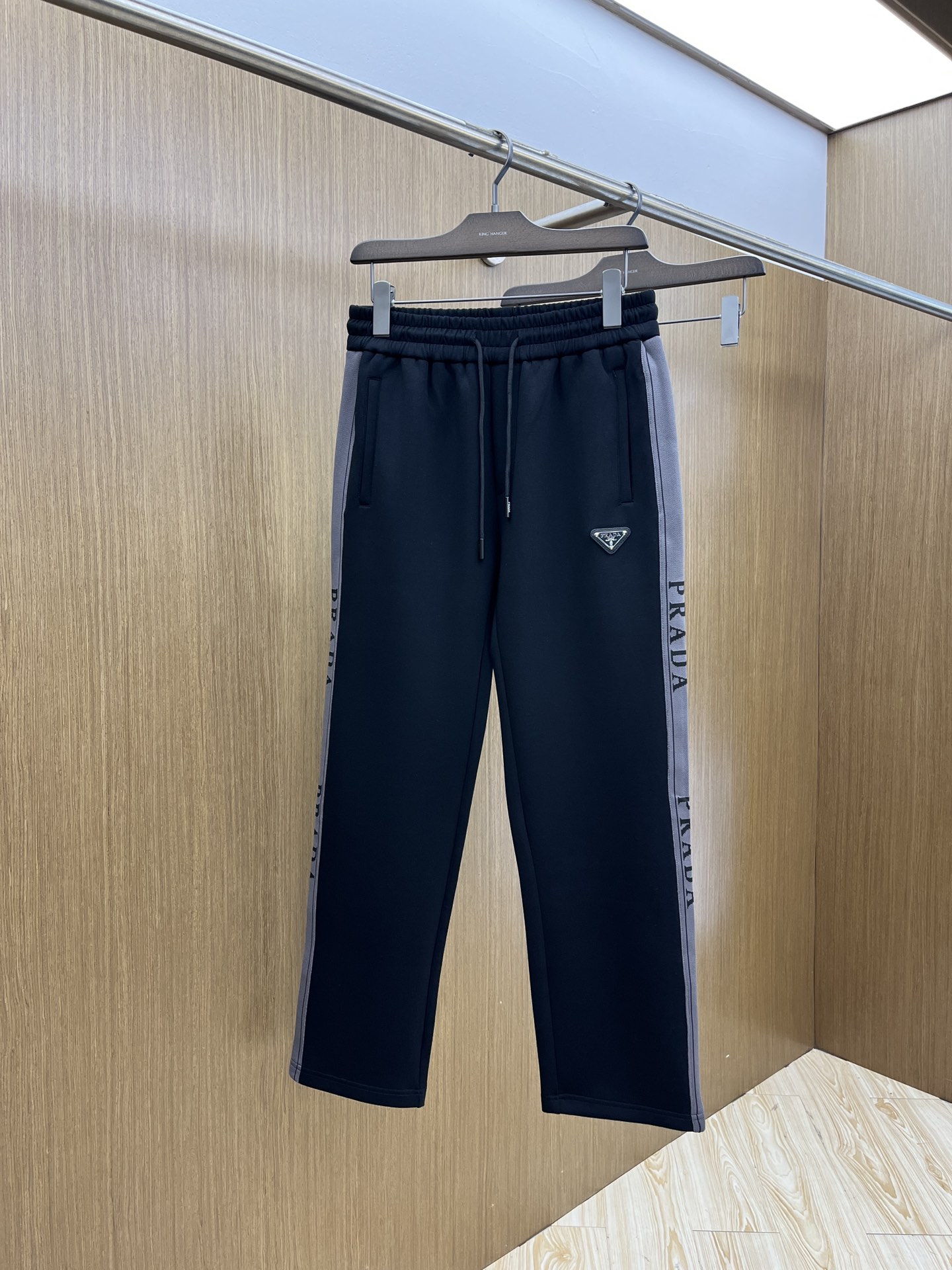 NO:567555,Autumn and winter PD new autumn and winter casual pants, high-end version, customized fabric, high breathability and comfort, impeccable details, brand element design concept, reflecting high quality. It feels delicate and soft!  It presents a casual cut and the upper body shape is awesome!  fyl code number M-3XL,,alexander wang19860909秋冬 PD 秋冬新款休闲裤 高端版本,定制面料 透气舒适度高,细节无可挑剔,品牌元素设计理念,体现高品质.手感细腻柔软！呈现休闲裁剪,上身版型超赞！fyl 码数M-3XL,,alexander wang,Men's clothing