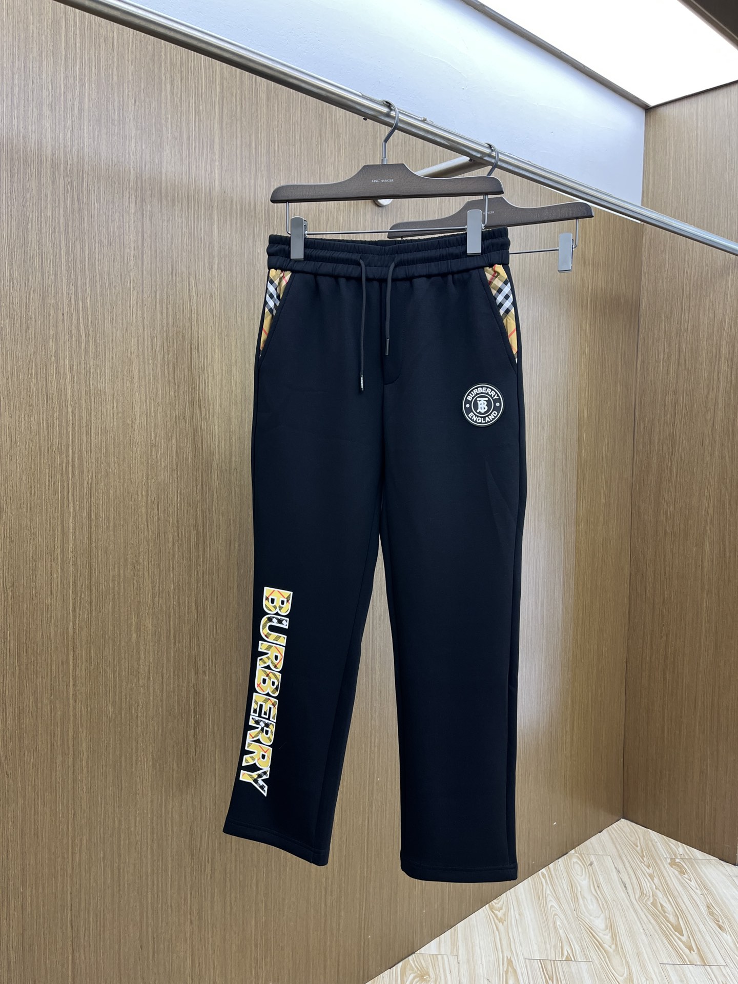 NO:567559,Autumn and winter BBR new autumn and winter casual pants, high-end version, customized fabrics, high breathability and comfort, impeccable details, brand element design concept, reflecting high quality. It feels delicate and soft!  It presents a casual cut and the upper body shape is awesome!  fyl code number M-3XL,,alexander wang19860909秋冬 BBR 秋冬新款休闲裤 高端版本,定制面料 透气舒适度高,细节无可挑剔,品牌元素设计理念,体现高品质.手感细腻柔软！呈现休闲裁剪,上身版型超赞！fyl 码数M-3XL,,alexander wang,Men's clothing