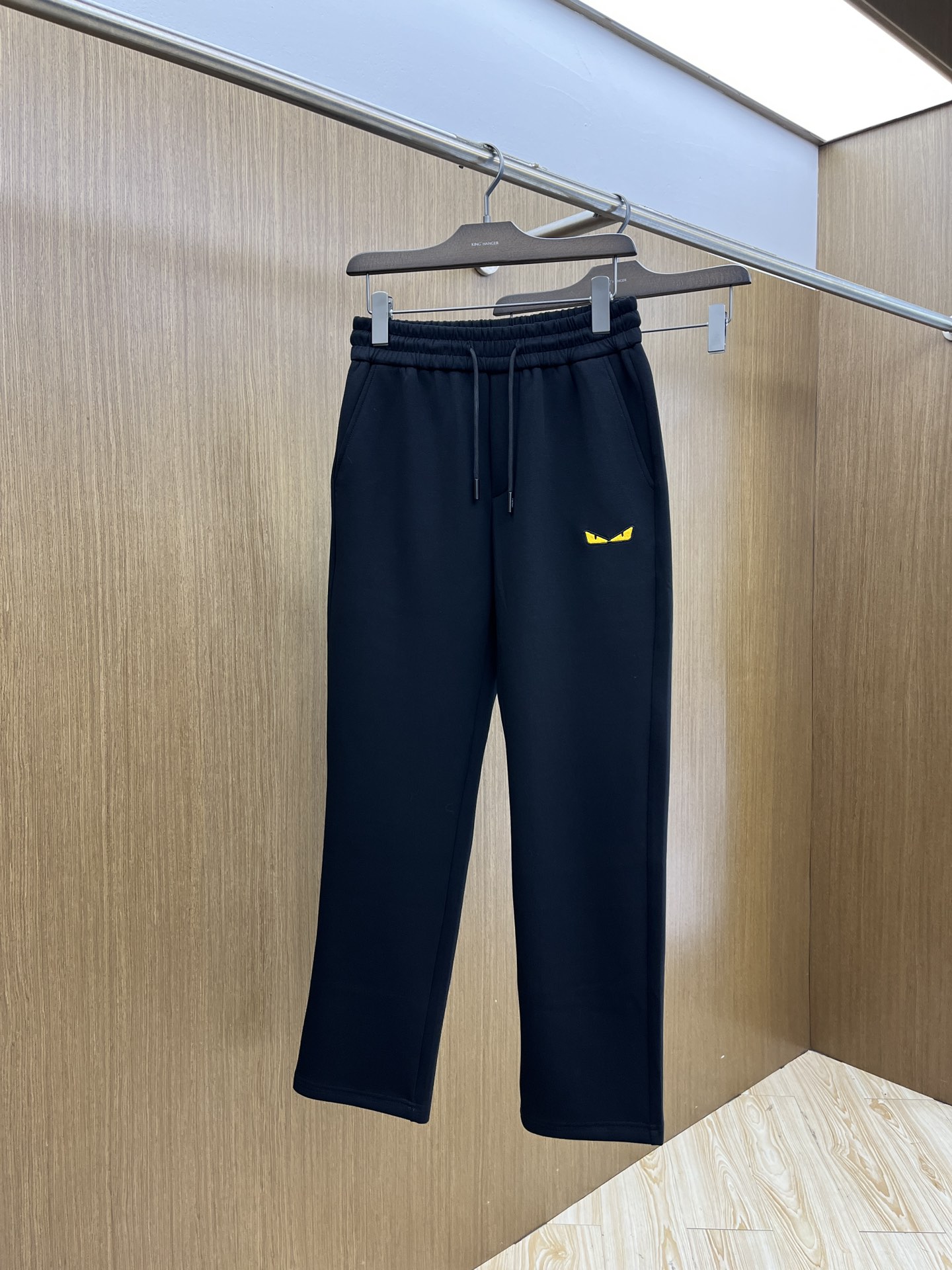 NO:567565,Autumn and winter FD new autumn and winter casual pants, high-end version, customized fabric, high breathability and comfort, impeccable details, brand element design concept, reflecting high quality. It feels delicate and soft!  It presents a casual cut and the upper body shape is awesome!  fyl code number M-3XL,,alexander wang19860909秋冬 FD 秋冬新款休闲裤 高端版本,定制面料 透气舒适度高,细节无可挑剔,品牌元素设计理念,体现高品质.手感细腻柔软！呈现休闲裁剪,上身版型超赞！fyl 码数M-3XL,,alexander wang,Men's clothing