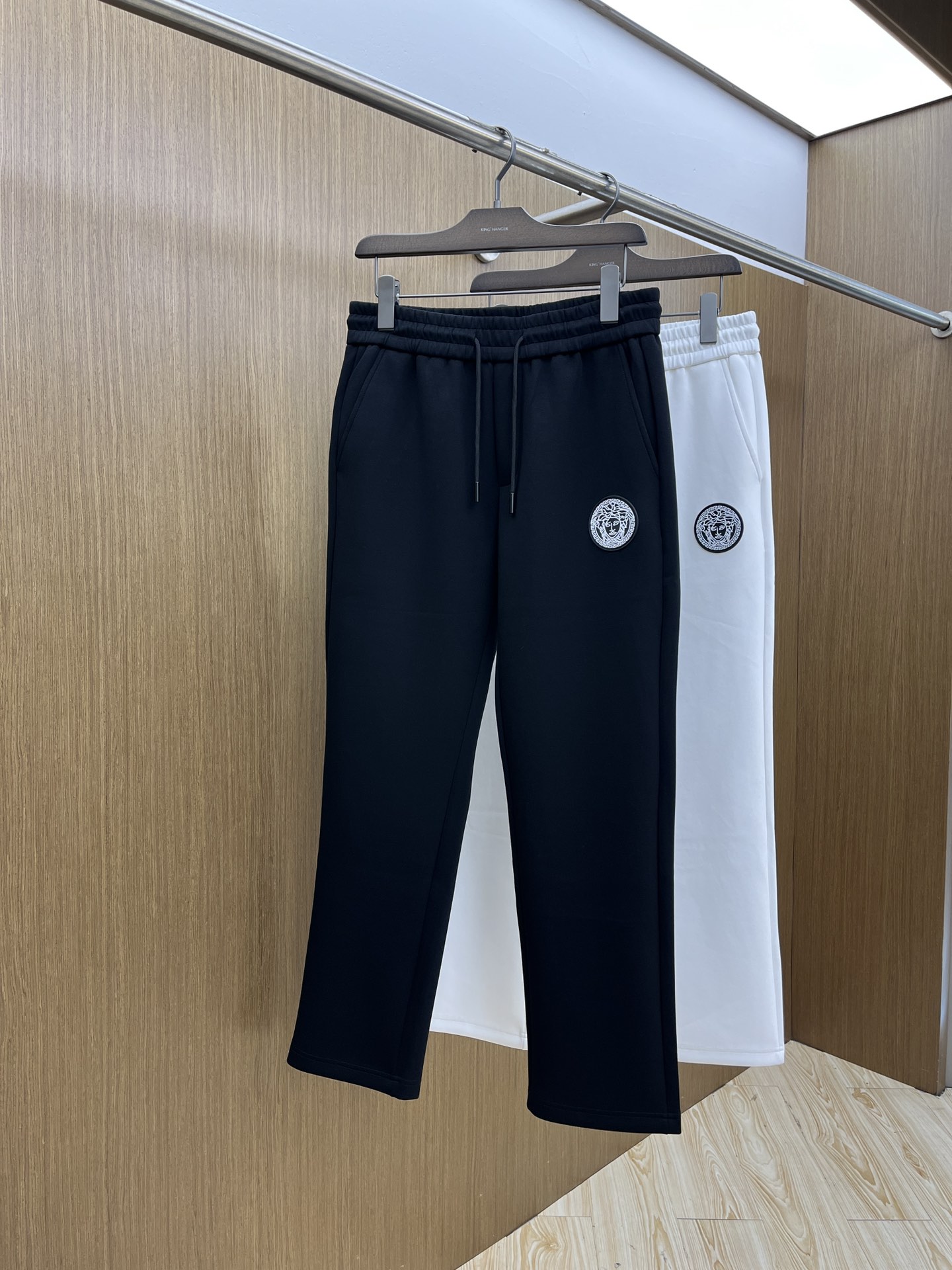 NO:567571,Autumn and winter VER new autumn and winter casual pants, high-end version, customized fabric, high breathability and comfort, impeccable details, brand element design concept, reflecting high quality. It feels delicate and soft!  It presents a casual cut and the upper body shape is awesome!  fyl code number M-3XL,,alexander wang19860909秋冬 VER 秋冬新款休闲裤 高端版本,定制面料 透气舒适度高,细节无可挑剔,品牌元素设计理念,体现高品质.手感细腻柔软！呈现休闲裁剪,上身版型超赞！fyl 码数M-3XL,,alexander wang,Men's clothing