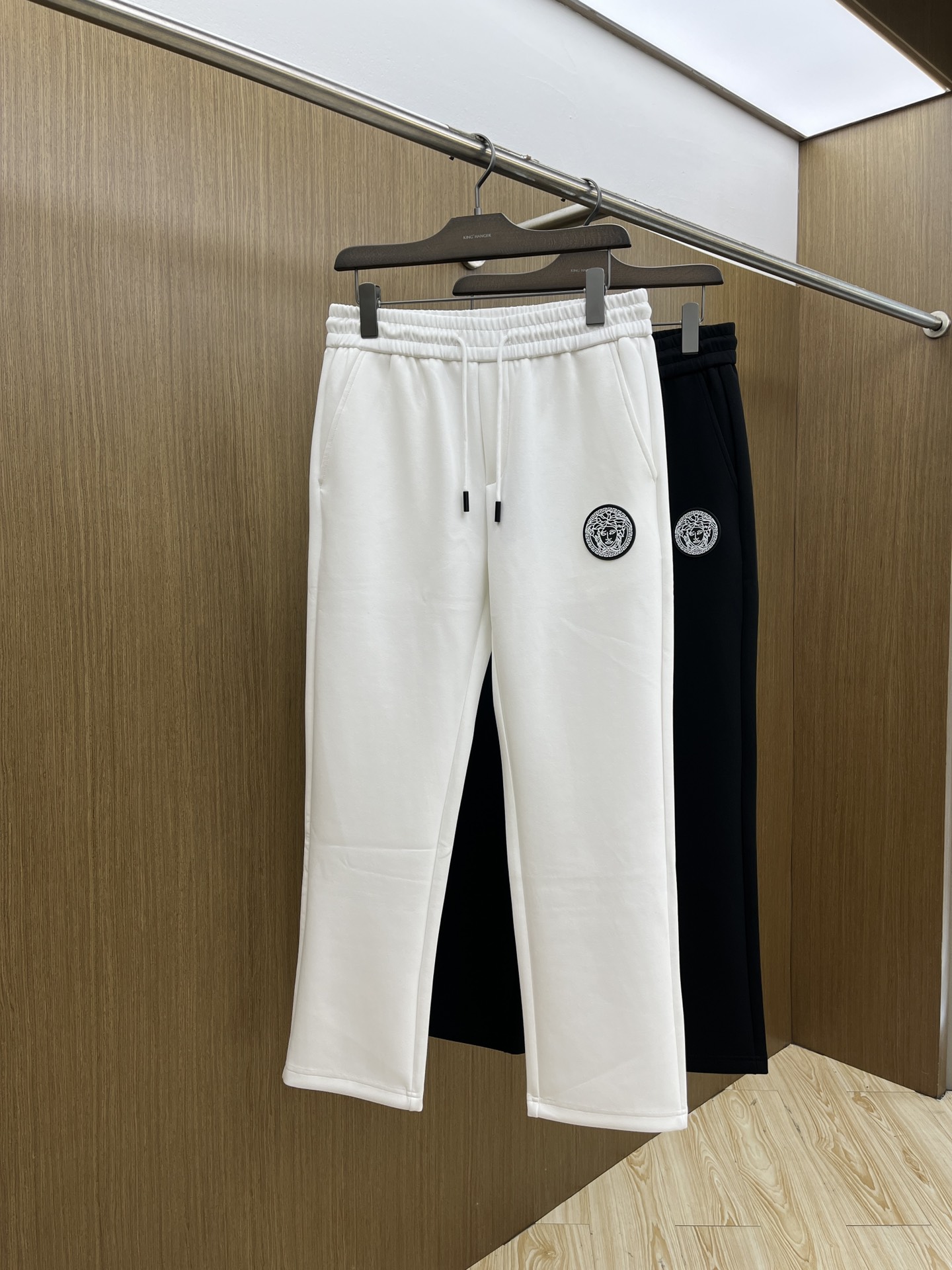 NO:567576,Autumn and Winter Ver New Autumn and Winter Casual Pants High-end version, customized fabrics with high breathability and comfort, impeccable details, brand element design concept, reflecting high quality. It feels delicate and soft!  It presents a casual cut and the upper body shape is awesome!  fyl code number M-3XL,,alexander wang19860909秋冬 Ver 秋冬新款休闲裤 高端版本,定制面料 透气舒适度高,细节无可挑剔,品牌元素设计理念,体现高品质.手感细腻柔软！呈现休闲裁剪,上身版型超赞！fyl 码数M-3XL,,alexander wang,Men's clothing