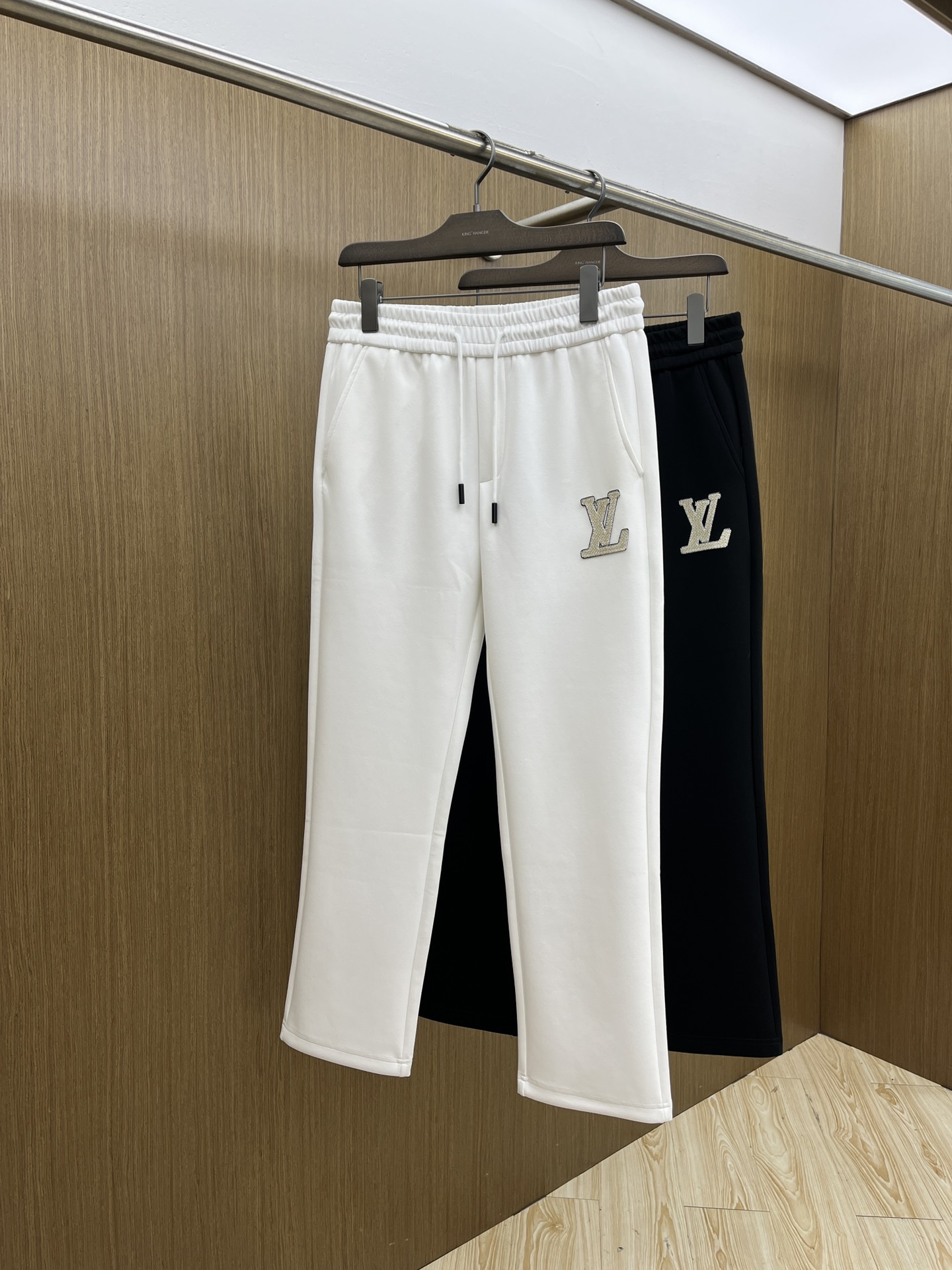 NO:567582,Autumn and winter LV new autumn and winter casual pants, high-end version, customized fabrics, high breathability and comfort, impeccable details, brand element design concept, reflecting high quality. It feels delicate and soft!  It presents a casual cut and the upper body shape is awesome!  fyl code number M-3XL,,louis vuitton,alexander wang19860909秋冬 LV 秋冬新款休闲裤 高端版本,定制面料 透气舒适度高,细节无可挑剔,品牌元素设计理念,体现高品质.手感细腻柔软！呈现休闲裁剪,上身版型超赞！fyl 码数M-3XL,,louis vuitton,alexander wang,Men's clothing