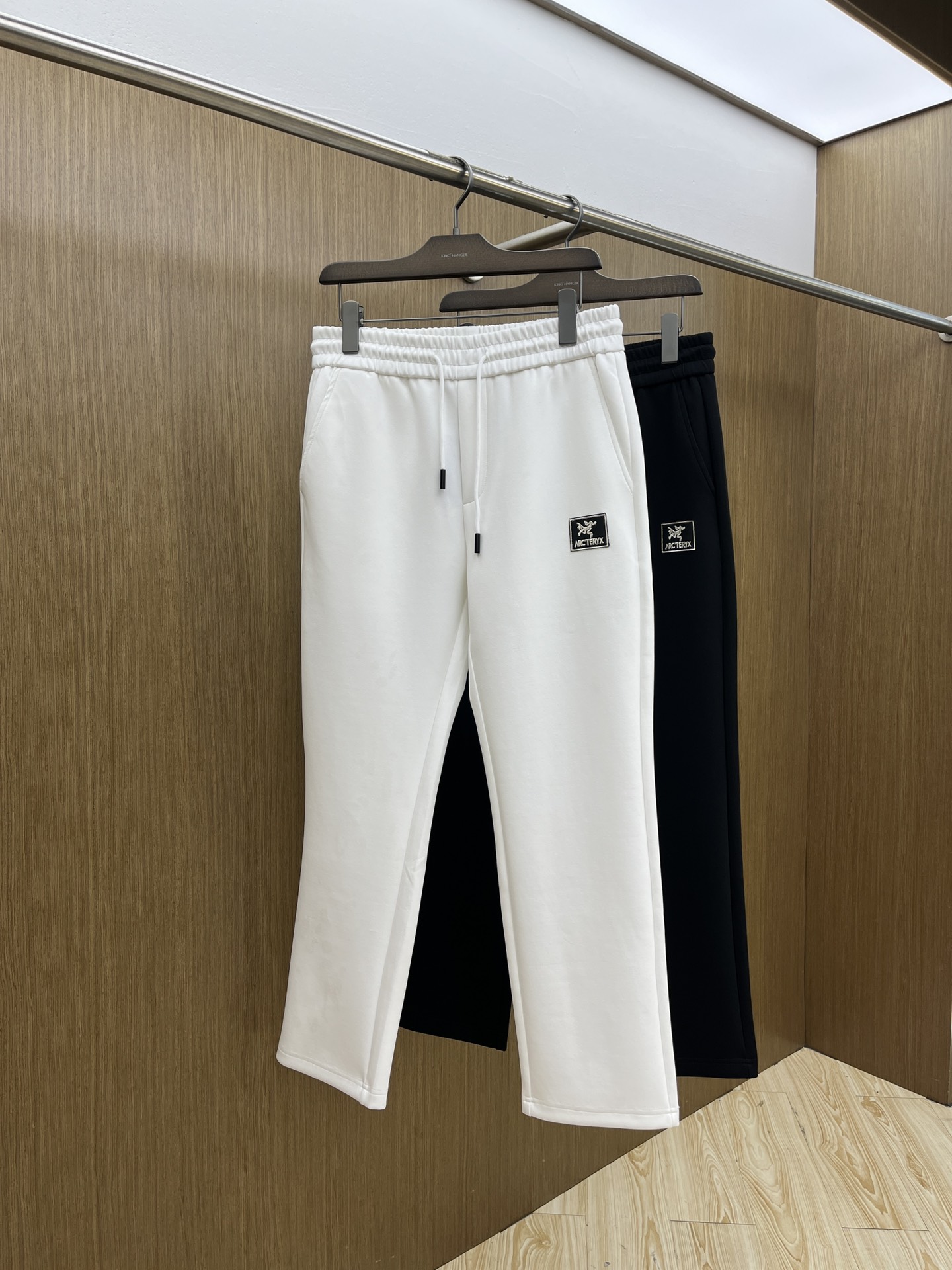 NO:567588,Autumn and winter ARC new autumn and winter casual pants, high-end version, customized fabric, high breathability and comfort, impeccable details, brand element design concept, reflecting high quality. It feels delicate and soft!  It presents a casual cut and the upper body shape is awesome!  fyl code number M-3XL,,alexander wang19860909秋冬 ARC 秋冬新款休闲裤 高端版本,定制面料 透气舒适度高,细节无可挑剔,品牌元素设计理念,体现高品质.手感细腻柔软！呈现休闲裁剪,上身版型超赞！fyl 码数M-3XL,,alexander wang,Men's clothing