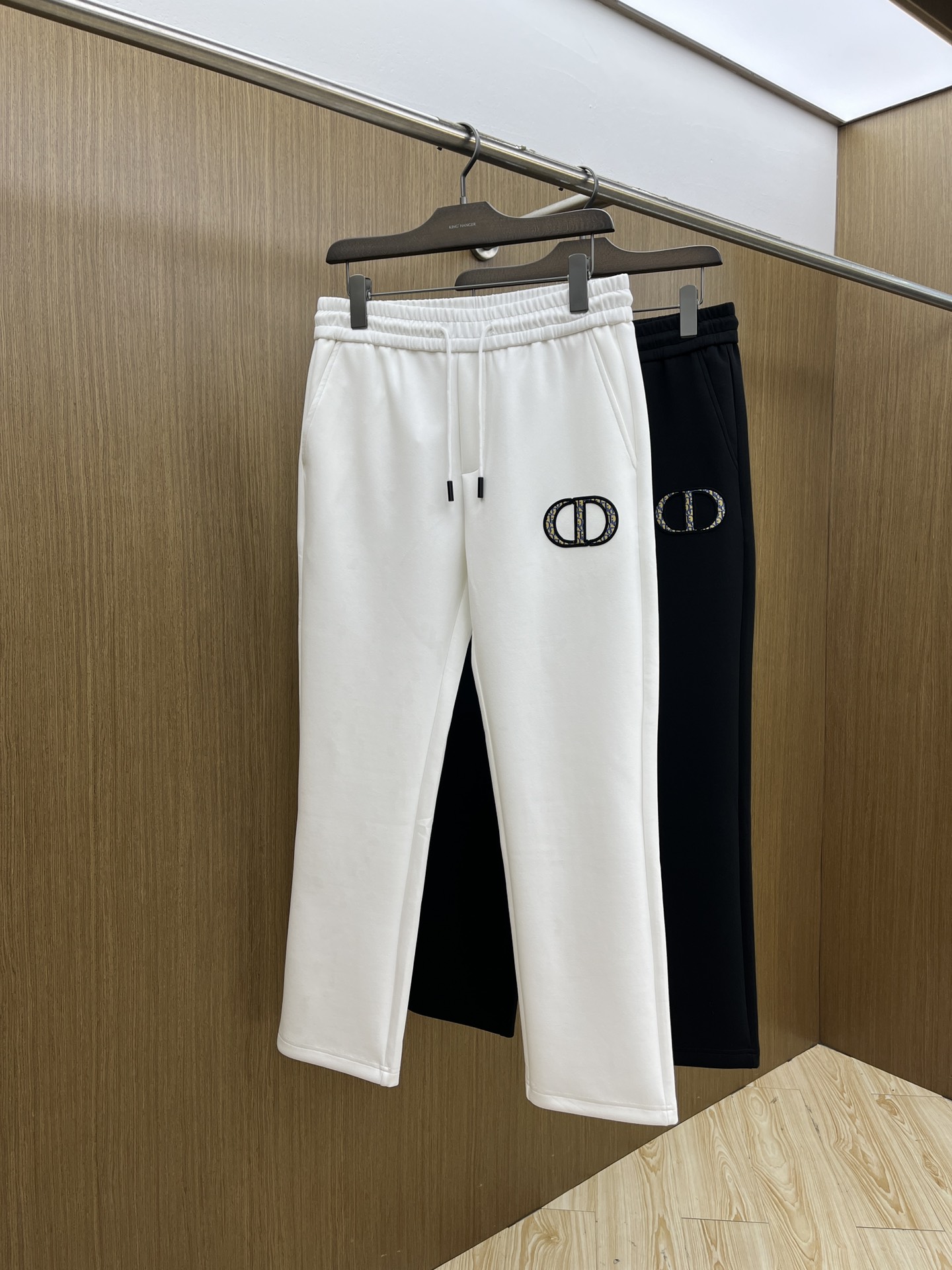 NO:567594,Autumn and winter CD new autumn and winter casual pants, high-end version, customized fabric, high breathability and comfort, impeccable details, brand element design concept, reflecting high quality. It feels delicate and soft!  It presents a casual cut and the upper body shape is awesome!  fyl code number M-3XL,,alexander wang19860909秋冬 CD 秋冬新款休闲裤 高端版本,定制面料 透气舒适度高,细节无可挑剔,品牌元素设计理念,体现高品质.手感细腻柔软！呈现休闲裁剪,上身版型超赞！fyl 码数M-3XL,,alexander wang,Men's clothing