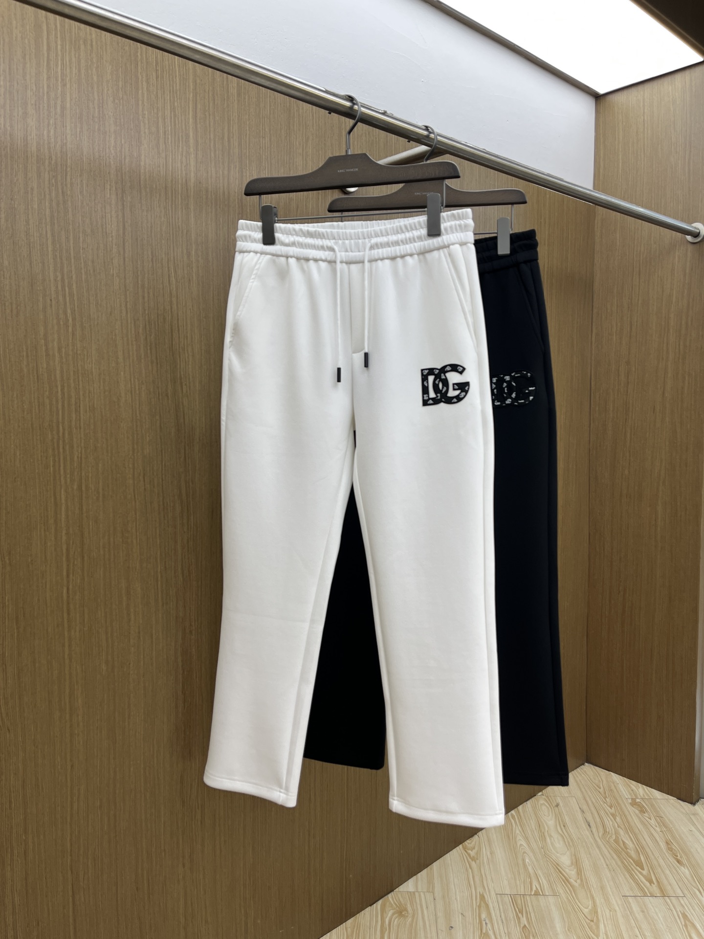 NO:567600,Autumn and winter DG new autumn and winter casual pants, high-end version, customized fabric, high breathability and comfort, impeccable details, brand element design concept, reflecting high quality. It feels delicate and soft!  It presents a casual cut and the upper body shape is awesome!  fyl code number M-3XL,,alexander wang19860909秋冬 DG 秋冬新款休闲裤 高端版本,定制面料 透气舒适度高,细节无可挑剔,品牌元素设计理念,体现高品质.手感细腻柔软！呈现休闲裁剪,上身版型超赞！fyl 码数M-3XL,,alexander wang,Men's clothing