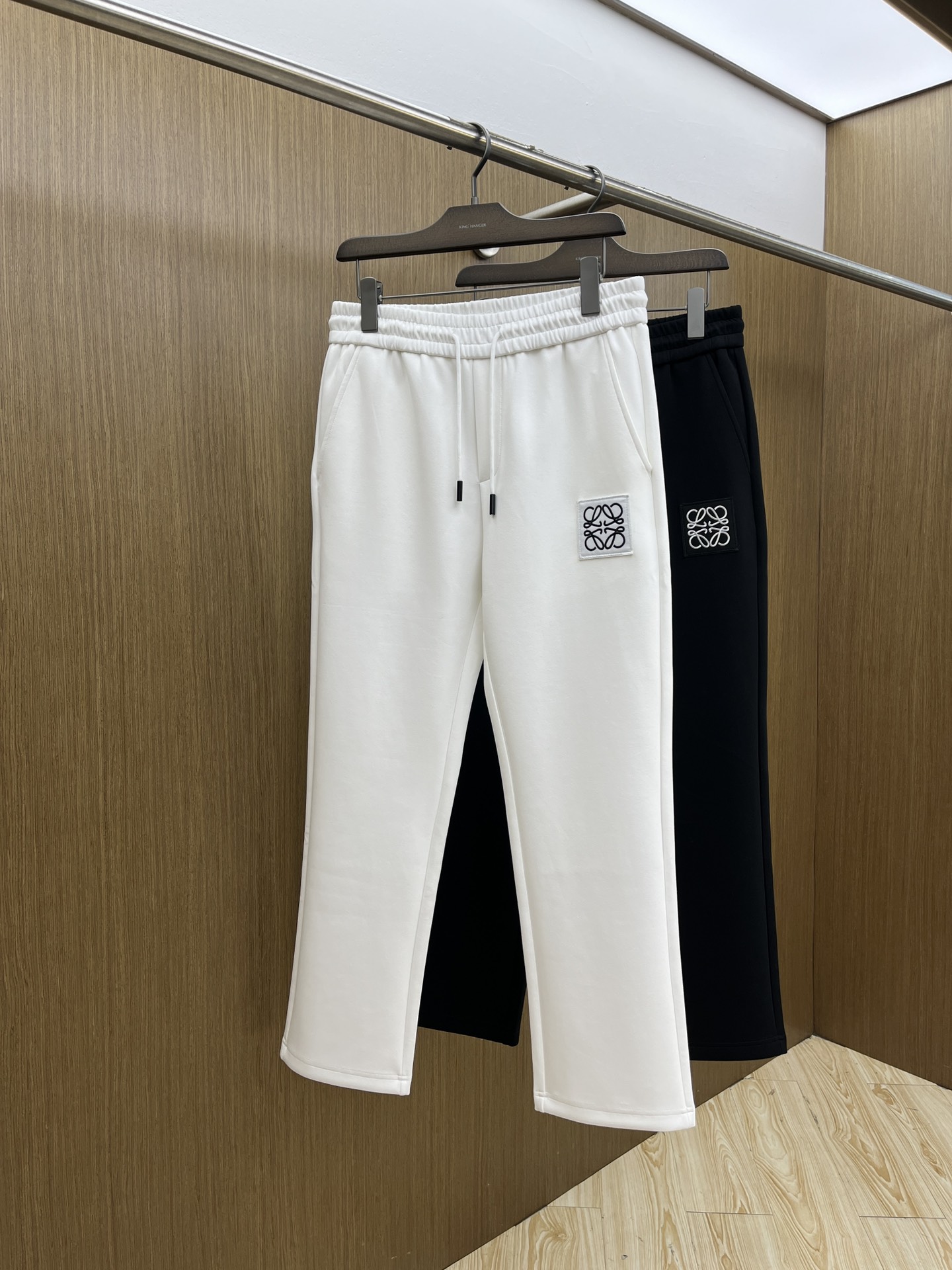 NO:567604,Autumn and winter LOE new autumn and winter casual pants, high-end version, customized fabrics, high breathability and comfort, impeccable details, brand element design concept, reflecting high quality. It feels delicate and soft!  It presents a casual cut and the upper body shape is awesome!  fyl code number M-3XL,,loewe,alexander wang19860909秋冬 LOE 秋冬新款休闲裤 高端版本,定制面料 透气舒适度高,细节无可挑剔,品牌元素设计理念,体现高品质.手感细腻柔软！呈现休闲裁剪,上身版型超赞！fyl 码数M-3XL,,loewe,alexander wang,Men's clothing
