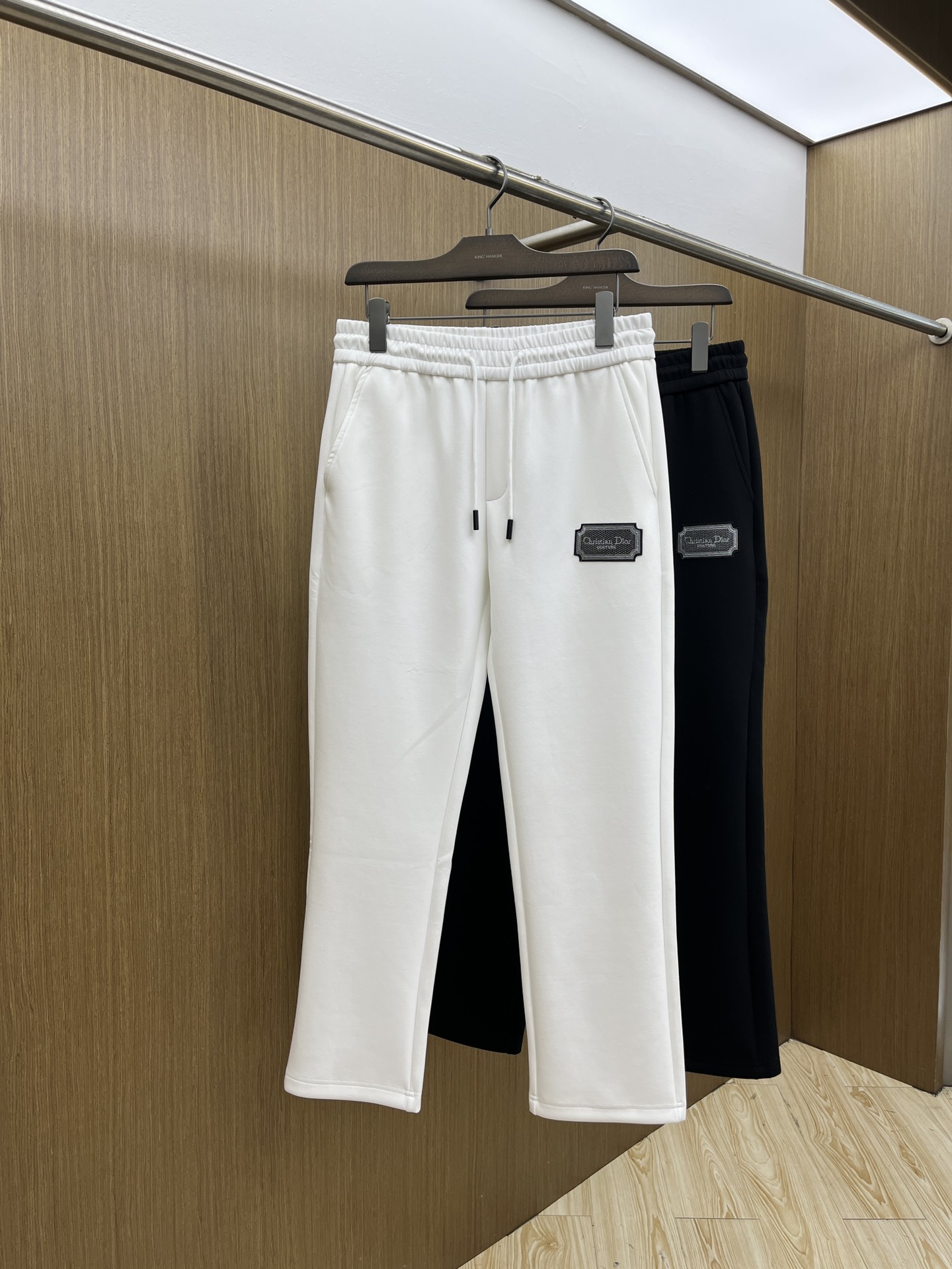 NO:567609,Autumn and winter CD new autumn and winter casual pants, high-end version, customized fabric, high breathability and comfort, impeccable details, brand element design concept, reflecting high quality. It feels delicate and soft!  It presents a casual cut and the upper body shape is awesome!  fyl code number M-3XL,,alexander wang19860909秋冬 CD 秋冬新款休闲裤 高端版本,定制面料 透气舒适度高,细节无可挑剔,品牌元素设计理念,体现高品质.手感细腻柔软！呈现休闲裁剪,上身版型超赞！fyl 码数M-3XL,,alexander wang,Men's clothing