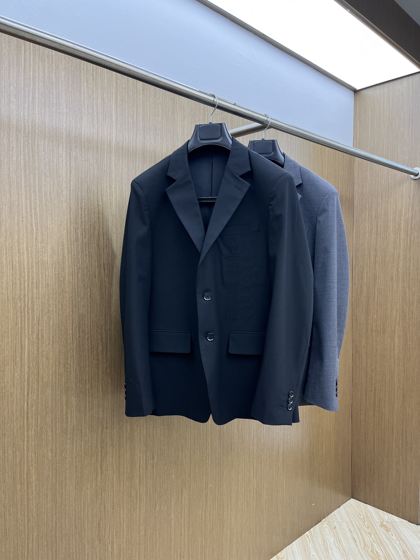 NO:567614,Autumn and winter LV new autumn and winter men's jackets and blazers, original high-end brand logos. Haute couture counter fabrics are highly breathable and comfortable, and the details are in place to show that the craftsmanship is advanced enough. The brand element design concept, the workmanship is sophisticated and the craftsmanship is complex, and the professional purchase level reflects the high quality. It feels delicate and soft!  Presenting casual tailoring, slim fit, decent upper body, fsh high-quality large goods, original product, size 48-56,, louis vuitton, jackets & coats, jackets & coats, business suit, alexander wang19860909秋冬 LV 秋冬新款男士夹克西装外套,原单高端品牌logo标识.高定专柜面料 透气舒适度高,细节到位彰显工艺足够高级,品牌元素设计理念,做工考究工艺复杂,专业代购级体现高品质.手感细腻柔软！呈现休闲裁剪,修身利落,上身得体,fsh高品质大货 原单出品 码数48-56,,louis vuitton,jackets & coats,jackets & coats,business suit,alexander wang,Men's clothing