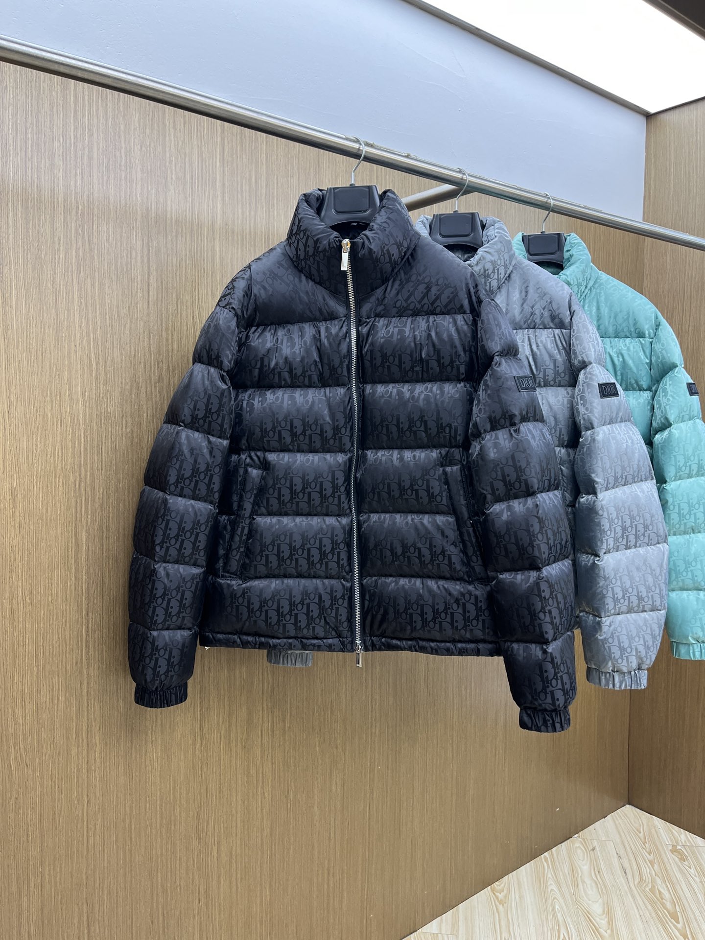 秋冬羽绒 CD迪奥 oblique暗纹老花立领羽绒，明星同款这是一款超复杂工艺的羽绒，定制面料周期长达5