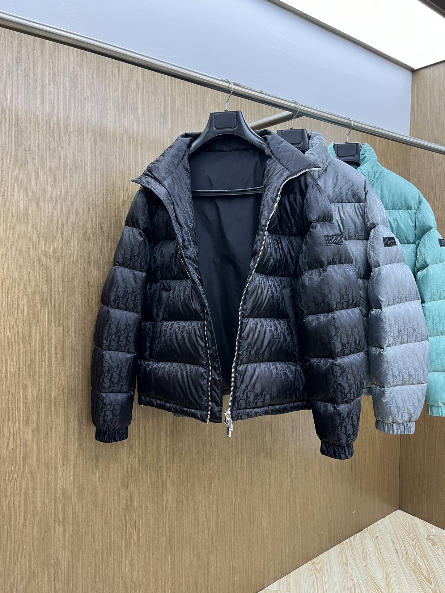 秋冬羽绒 CD迪奥 oblique暗纹老花立领羽绒，明星同款这是一款超复杂工艺的羽绒，定制面料周期长达5