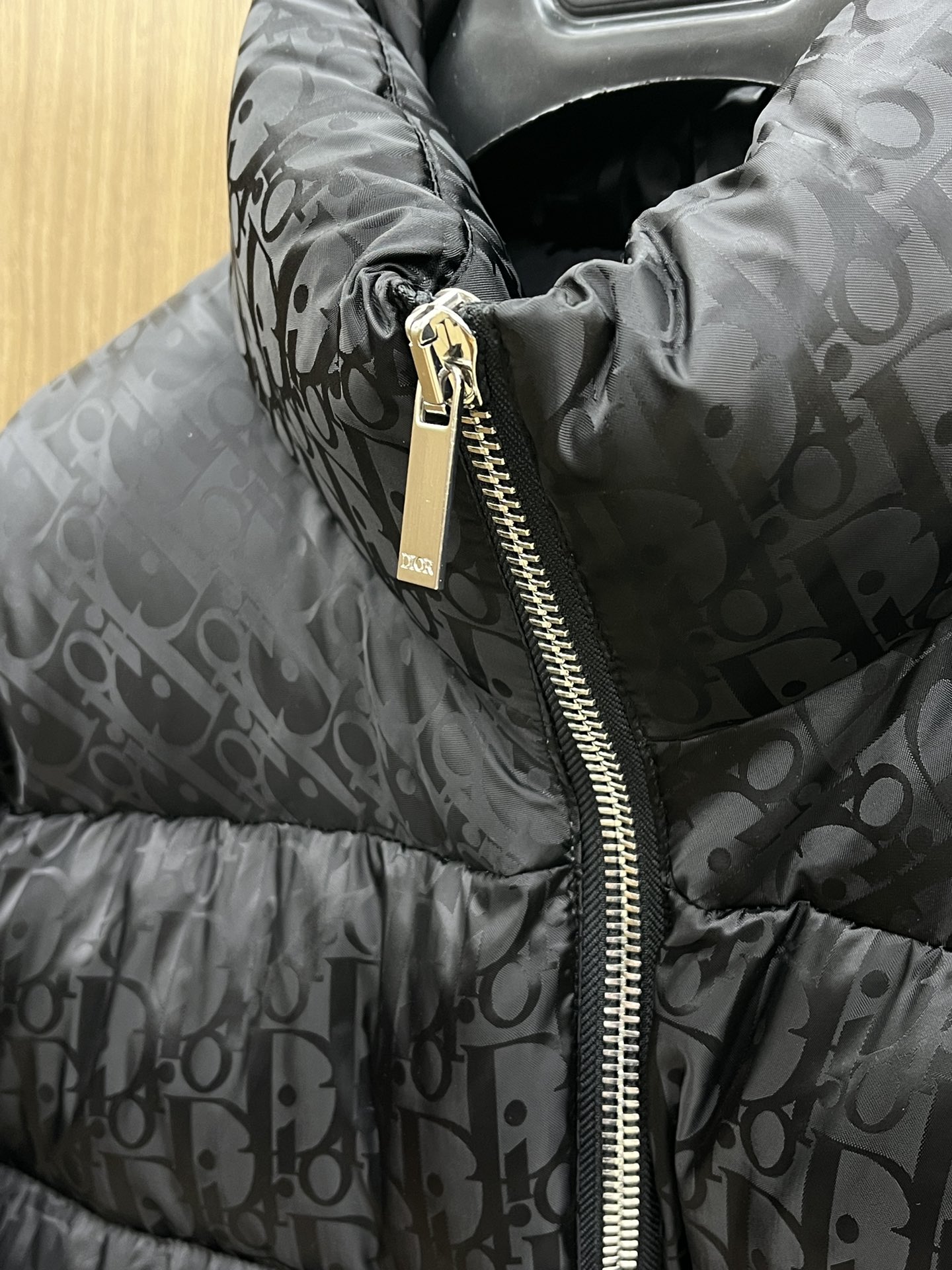 秋冬羽绒 CD迪奥 oblique暗纹老花立领羽绒，明星同款这是一款超复杂工艺的羽绒，定制面料周期长达5