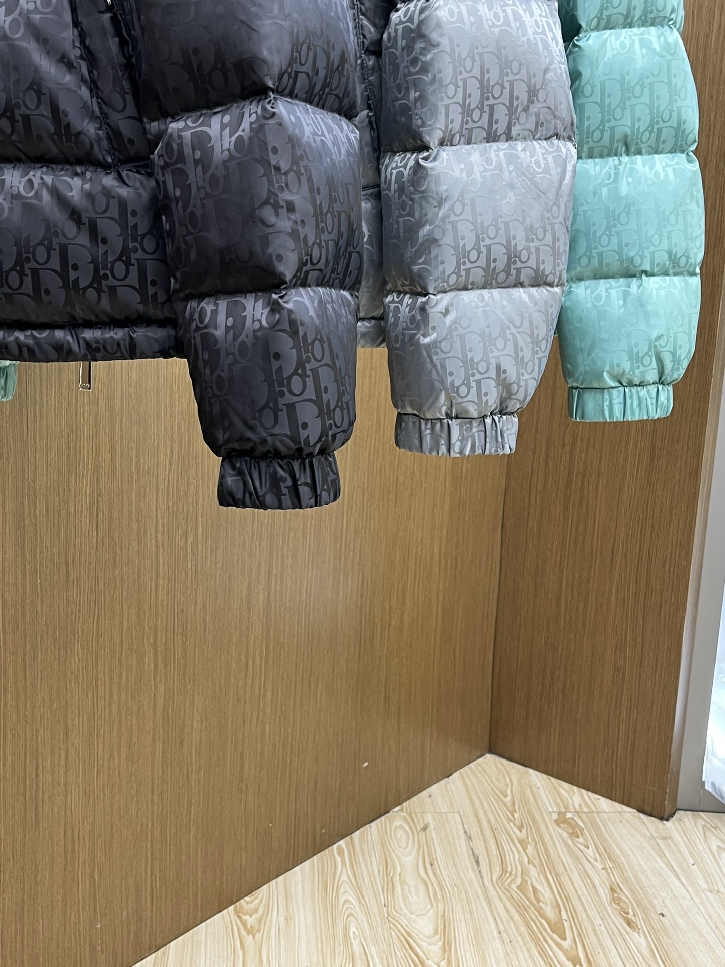 秋冬羽绒 CD迪奥 oblique暗纹老花立领羽绒，明星同款这是一款超复杂工艺的羽绒，定制面料周期长达5