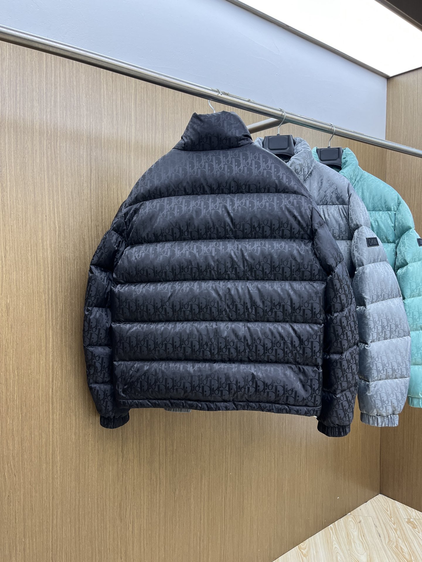 秋冬羽绒 CD迪奥 oblique暗纹老花立领羽绒，明星同款这是一款超复杂工艺的羽绒，定制面料周期长达5