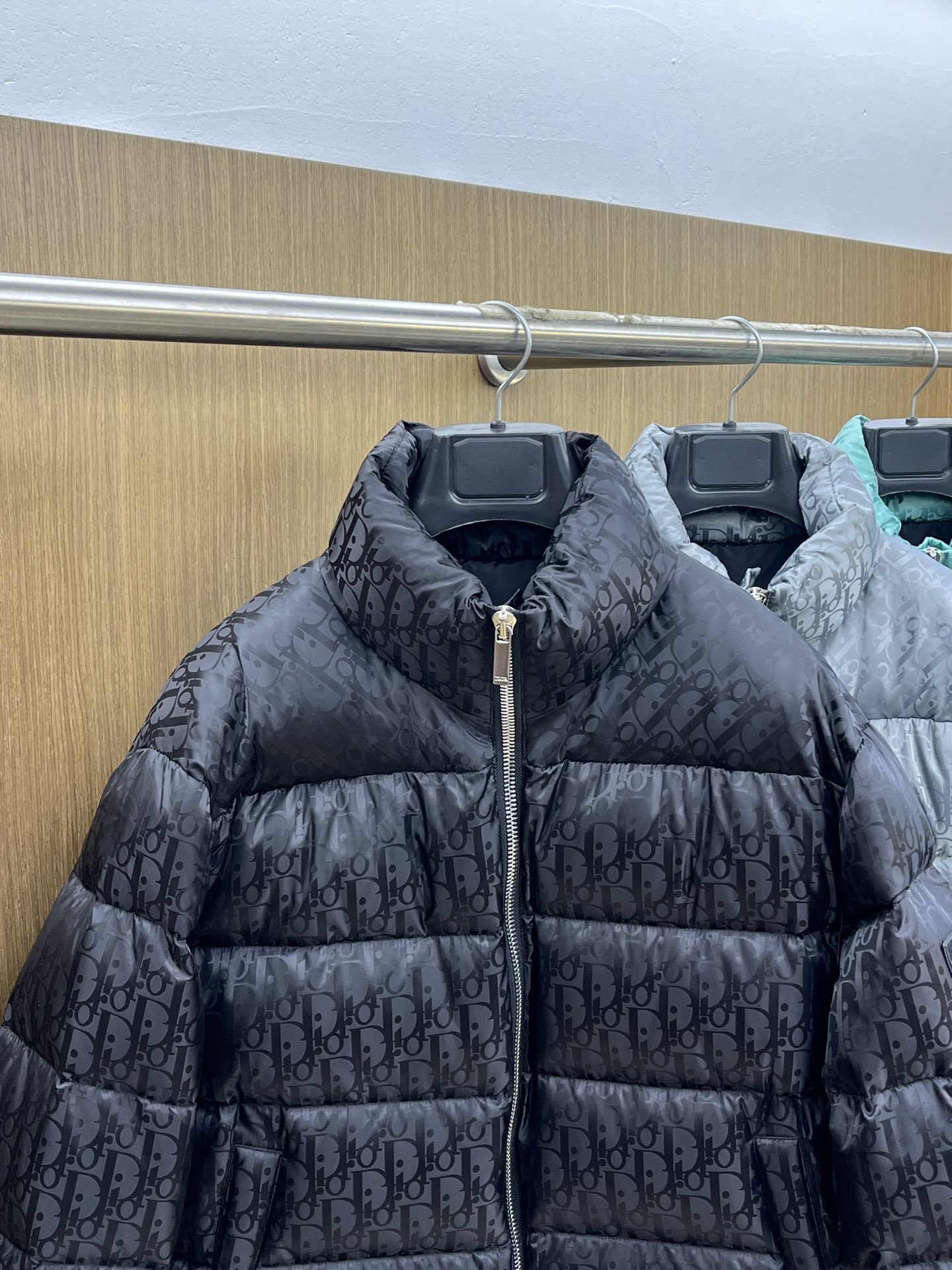 秋冬羽绒 CD迪奥 oblique暗纹老花立领羽绒，明星同款这是一款超复杂工艺的羽绒，定制面料周期长达5