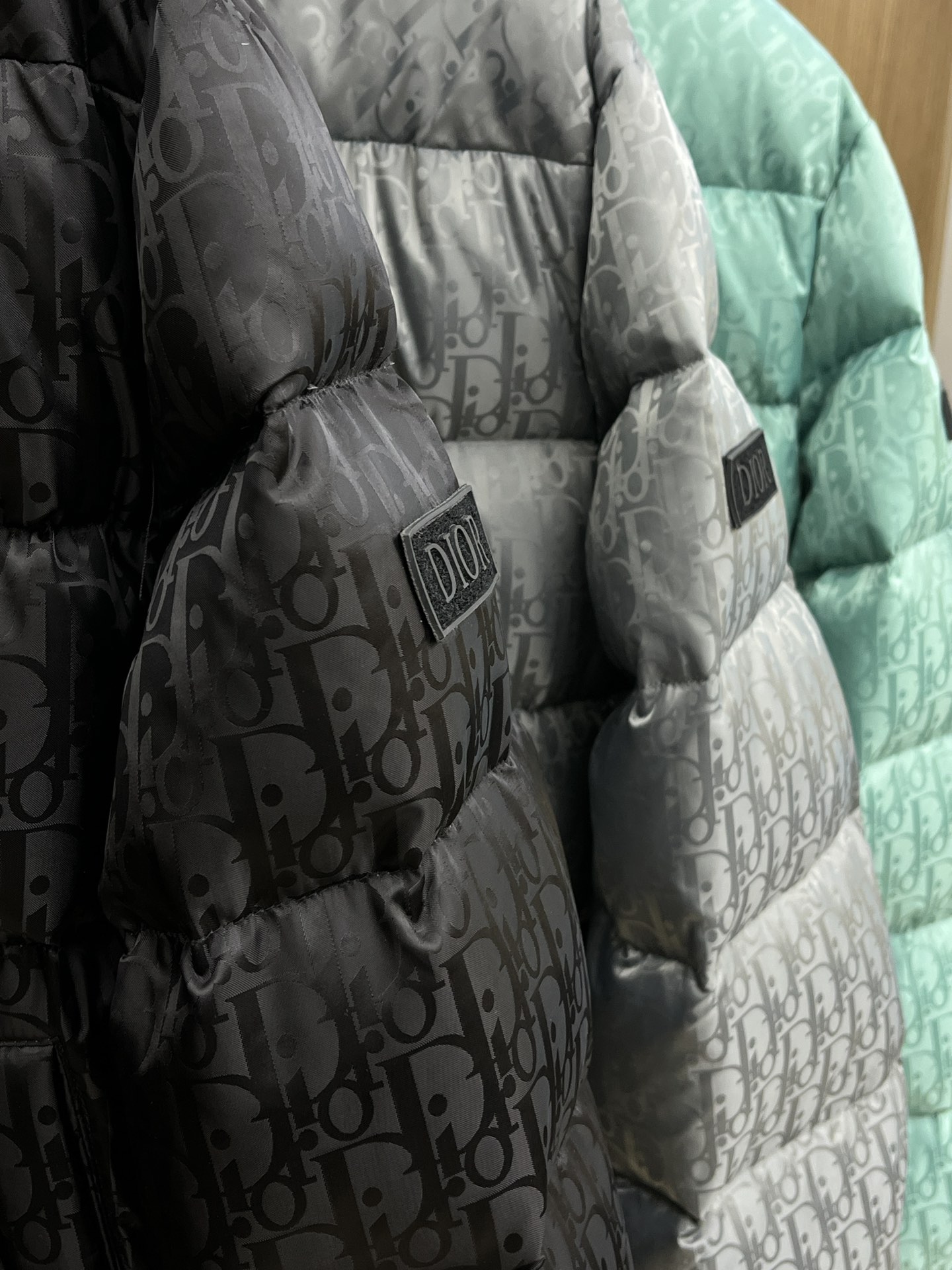 秋冬羽绒 CD迪奥 oblique暗纹老花立领羽绒，明星同款这是一款超复杂工艺的羽绒，定制面料周期长达5