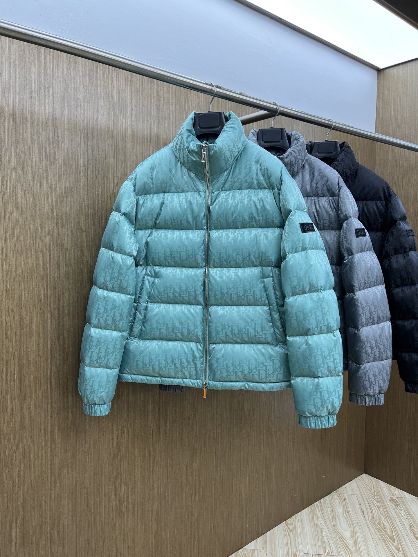 秋冬羽绒 CD迪奥 oblique暗纹老花立领羽绒，明星同款这是一款超复杂工艺的羽绒，定制面料周期长达5