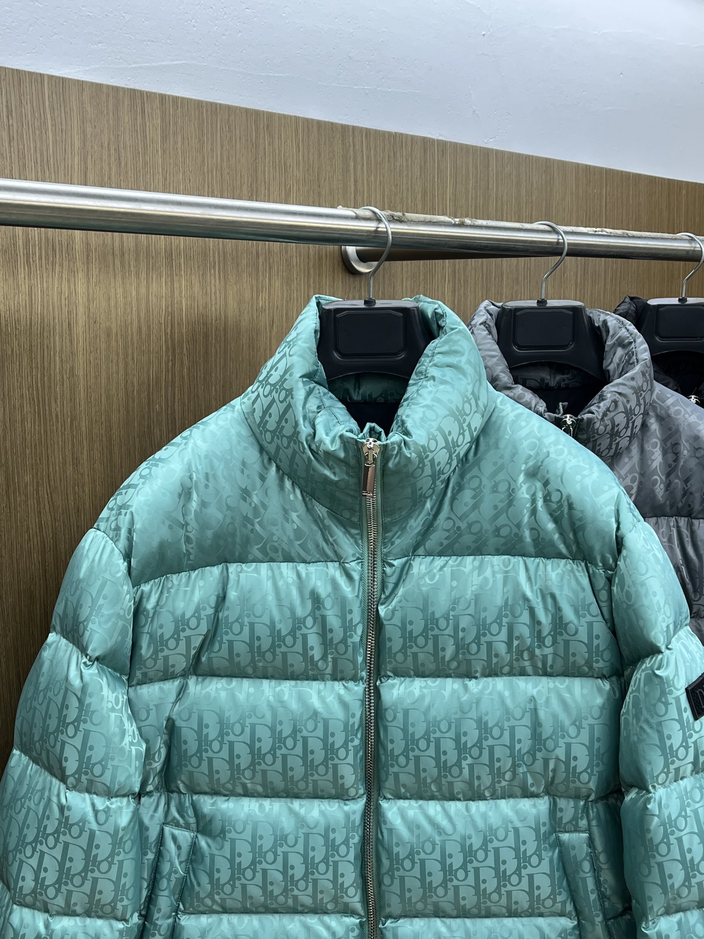 秋冬羽绒 CD迪奥 oblique暗纹老花立领羽绒，明星同款这是一款超复杂工艺的羽绒，定制面料周期长达5