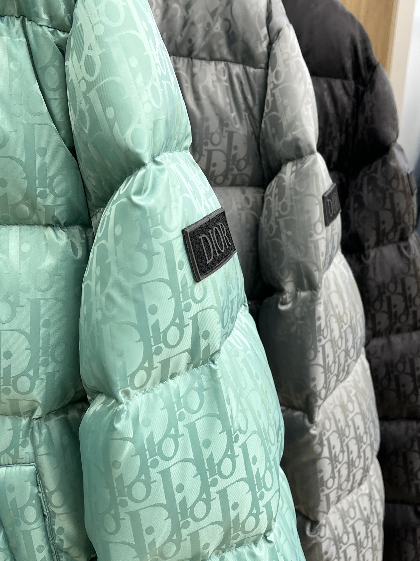 秋冬羽绒 CD迪奥 oblique暗纹老花立领羽绒，明星同款这是一款超复杂工艺的羽绒，定制面料周期长达5