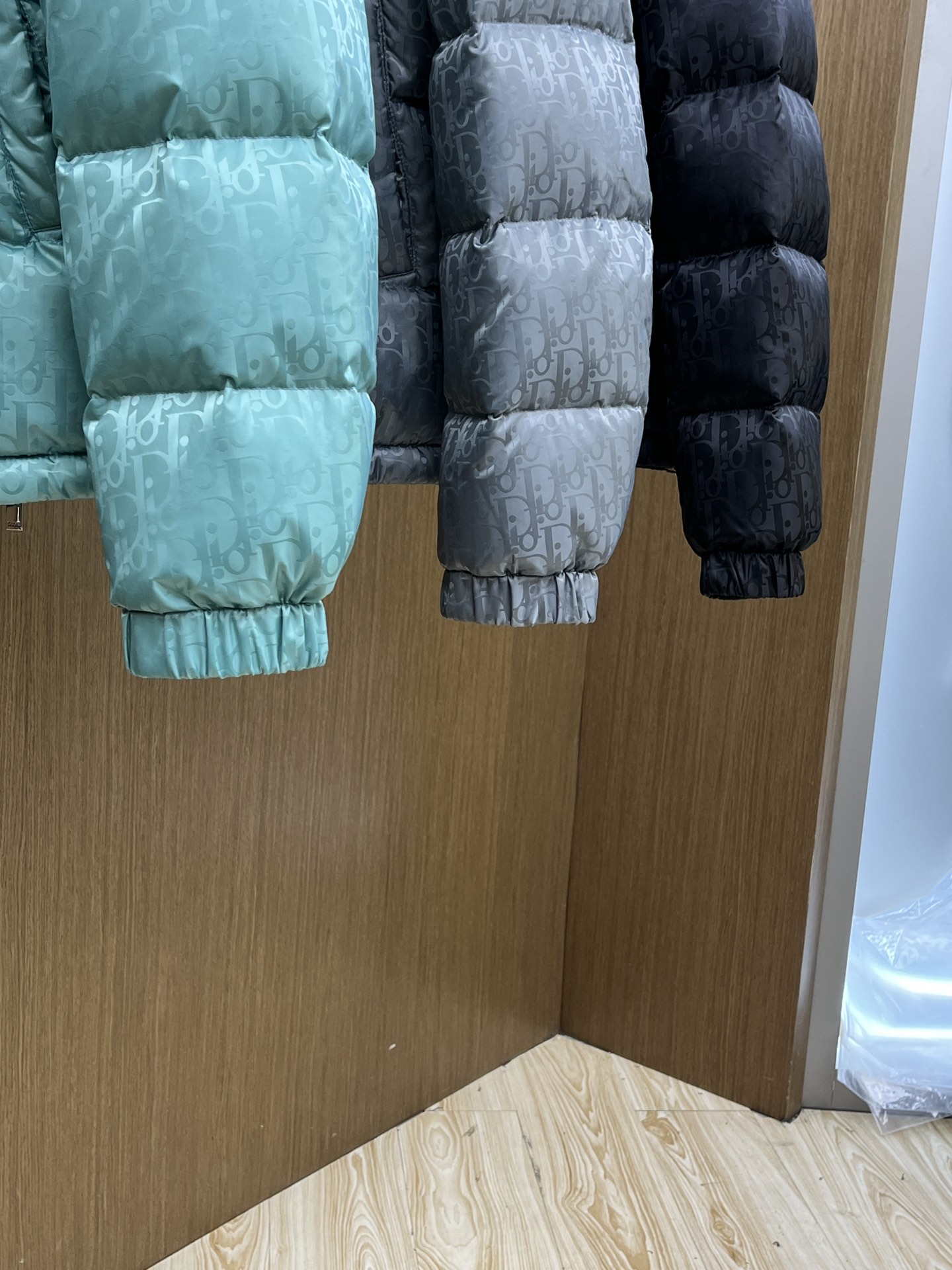 秋冬羽绒 CD迪奥 oblique暗纹老花立领羽绒，明星同款这是一款超复杂工艺的羽绒，定制面料周期长达5