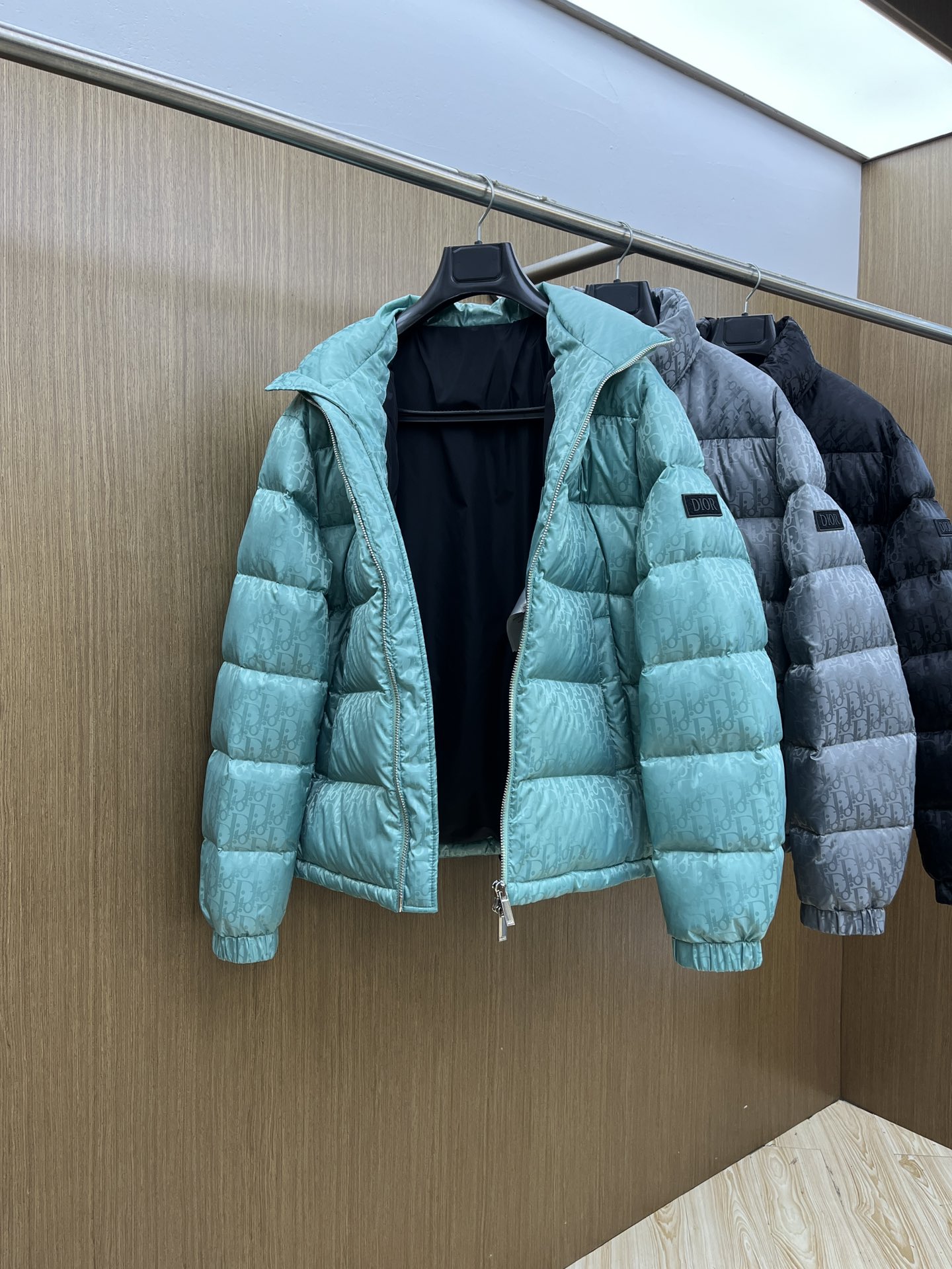 秋冬羽绒 CD迪奥 oblique暗纹老花立领羽绒，明星同款这是一款超复杂工艺的羽绒，定制面料周期长达5