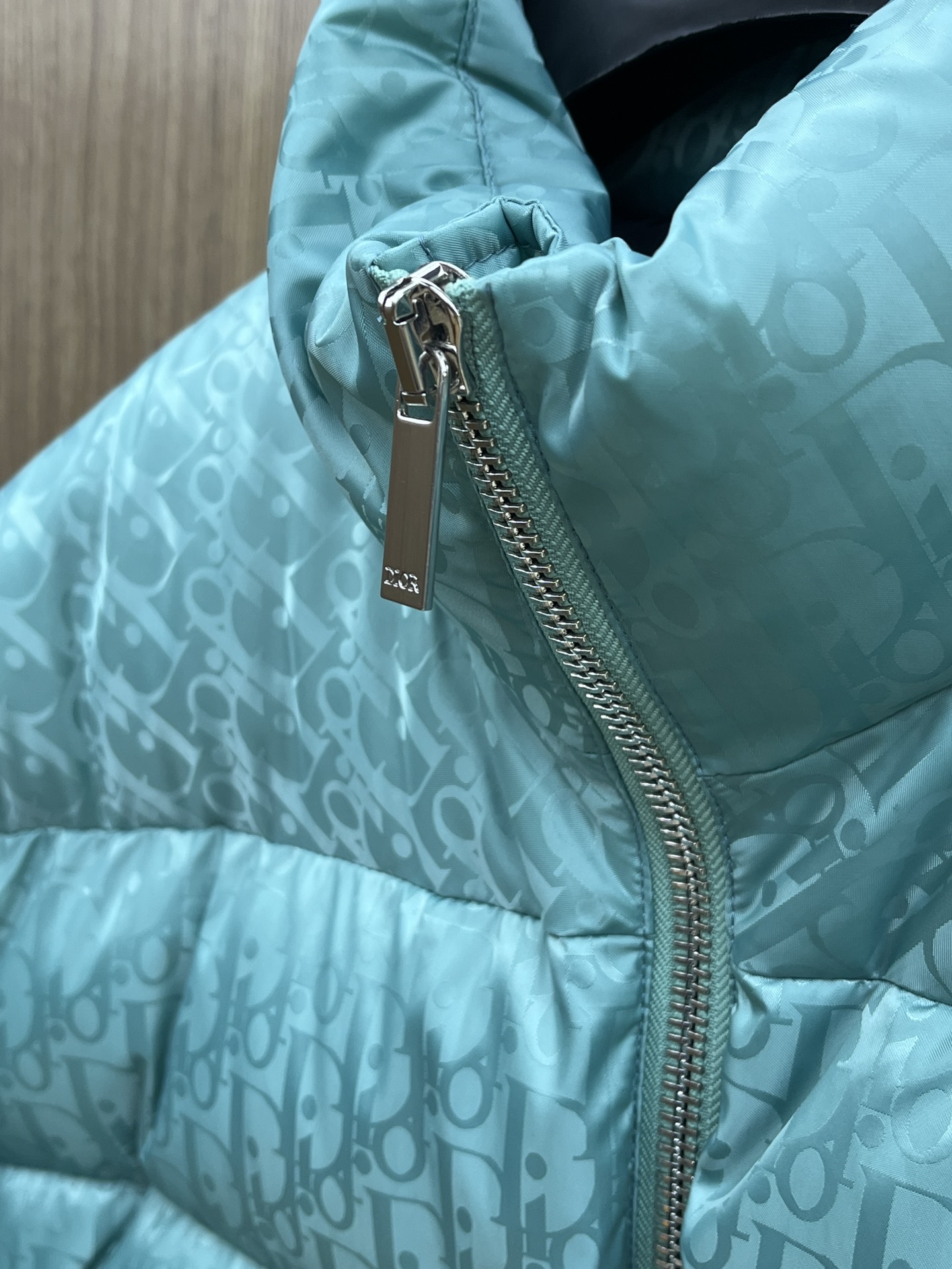 秋冬羽绒 CD迪奥 oblique暗纹老花立领羽绒，明星同款这是一款超复杂工艺的羽绒，定制面料周期长达5