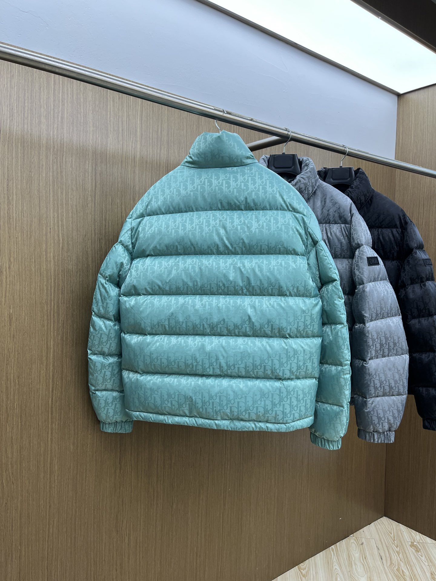 秋冬羽绒 CD迪奥 oblique暗纹老花立领羽绒，明星同款这是一款超复杂工艺的羽绒，定制面料周期长达5