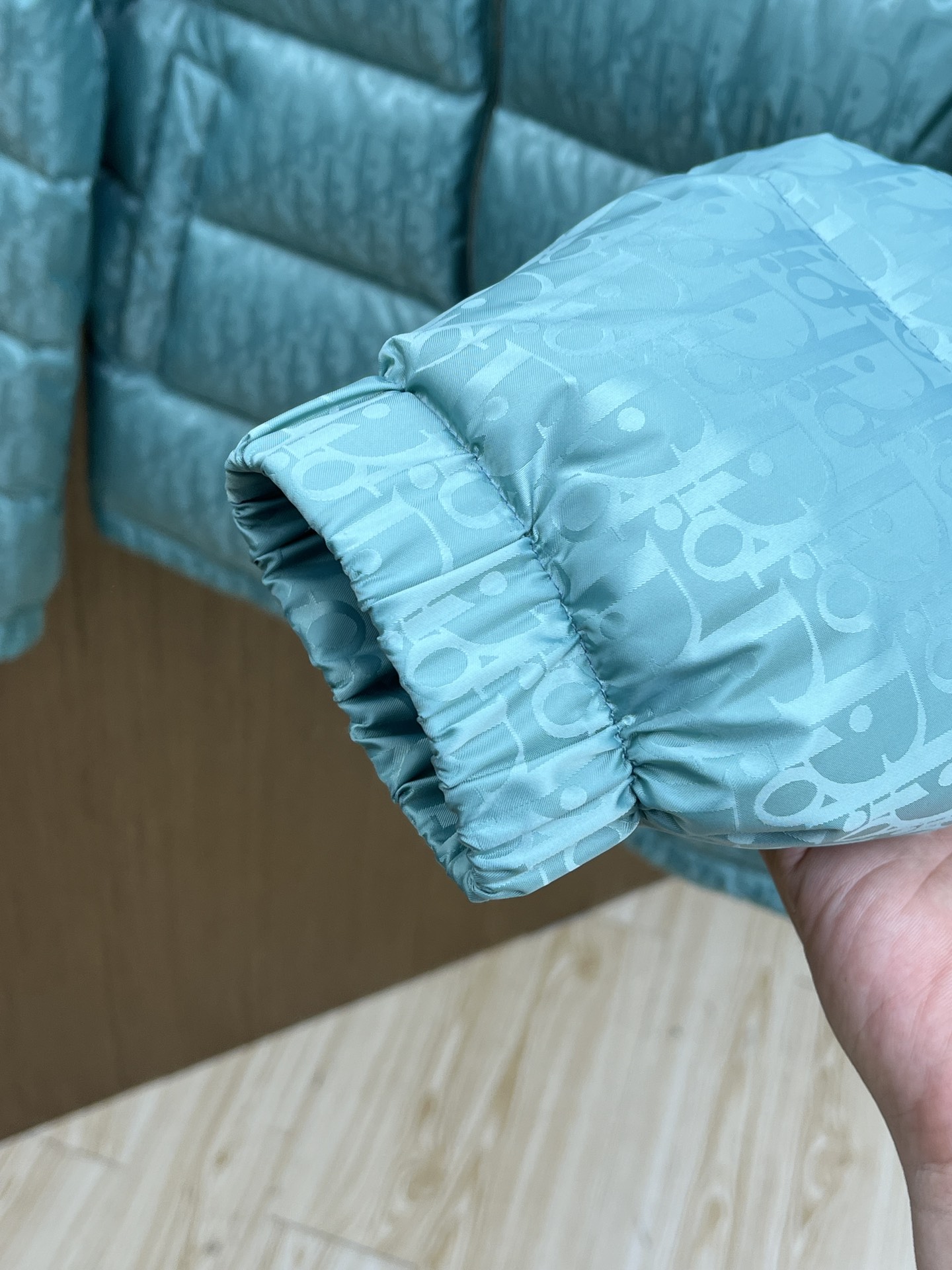 秋冬羽绒 CD迪奥 oblique暗纹老花立领羽绒，明星同款这是一款超复杂工艺的羽绒，定制面料周期长达5