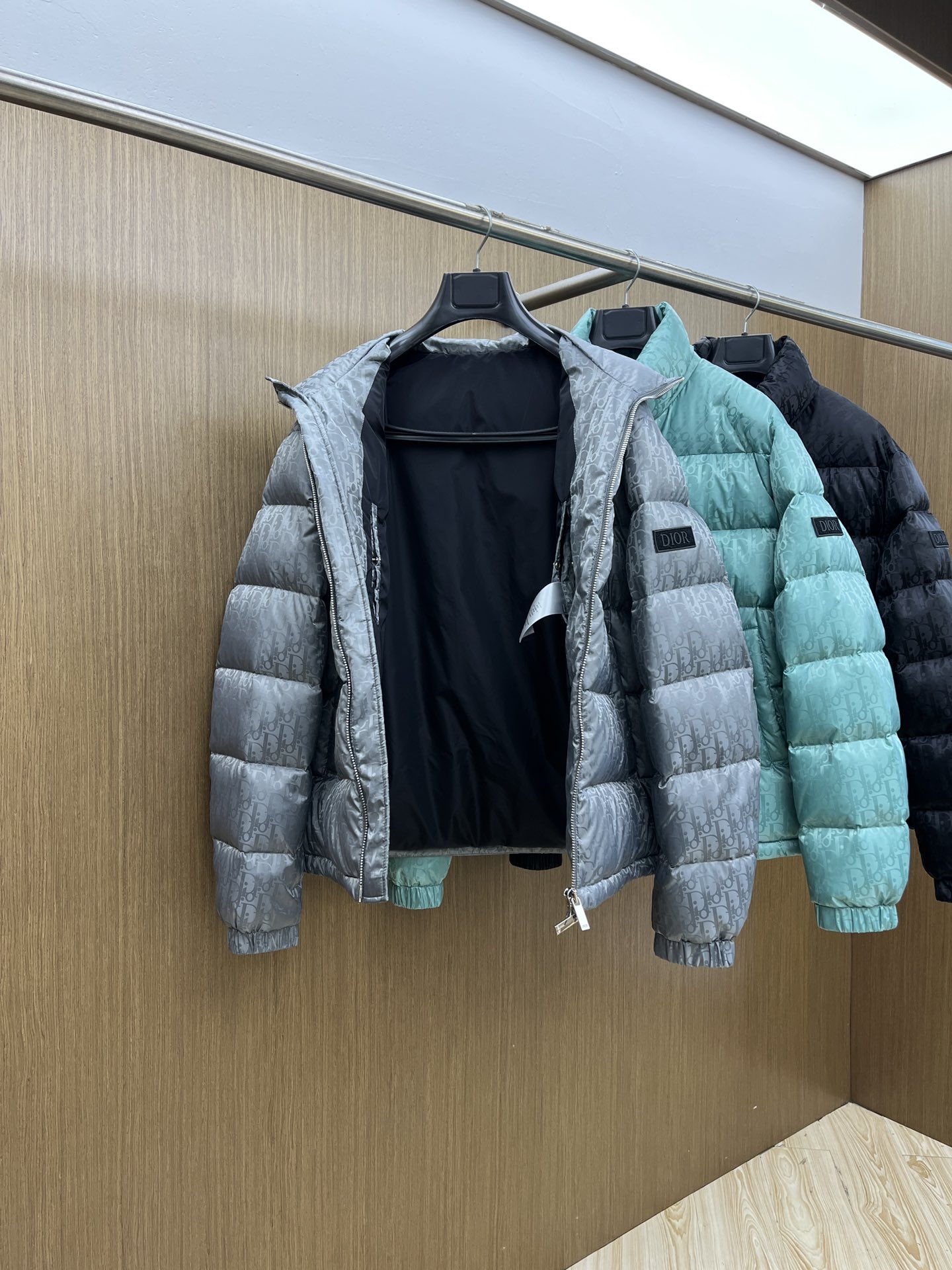 秋冬羽绒 CD迪奥 oblique暗纹老花立领羽绒，明星同款这是一款超复杂工艺的羽绒，定制面料周期长达5