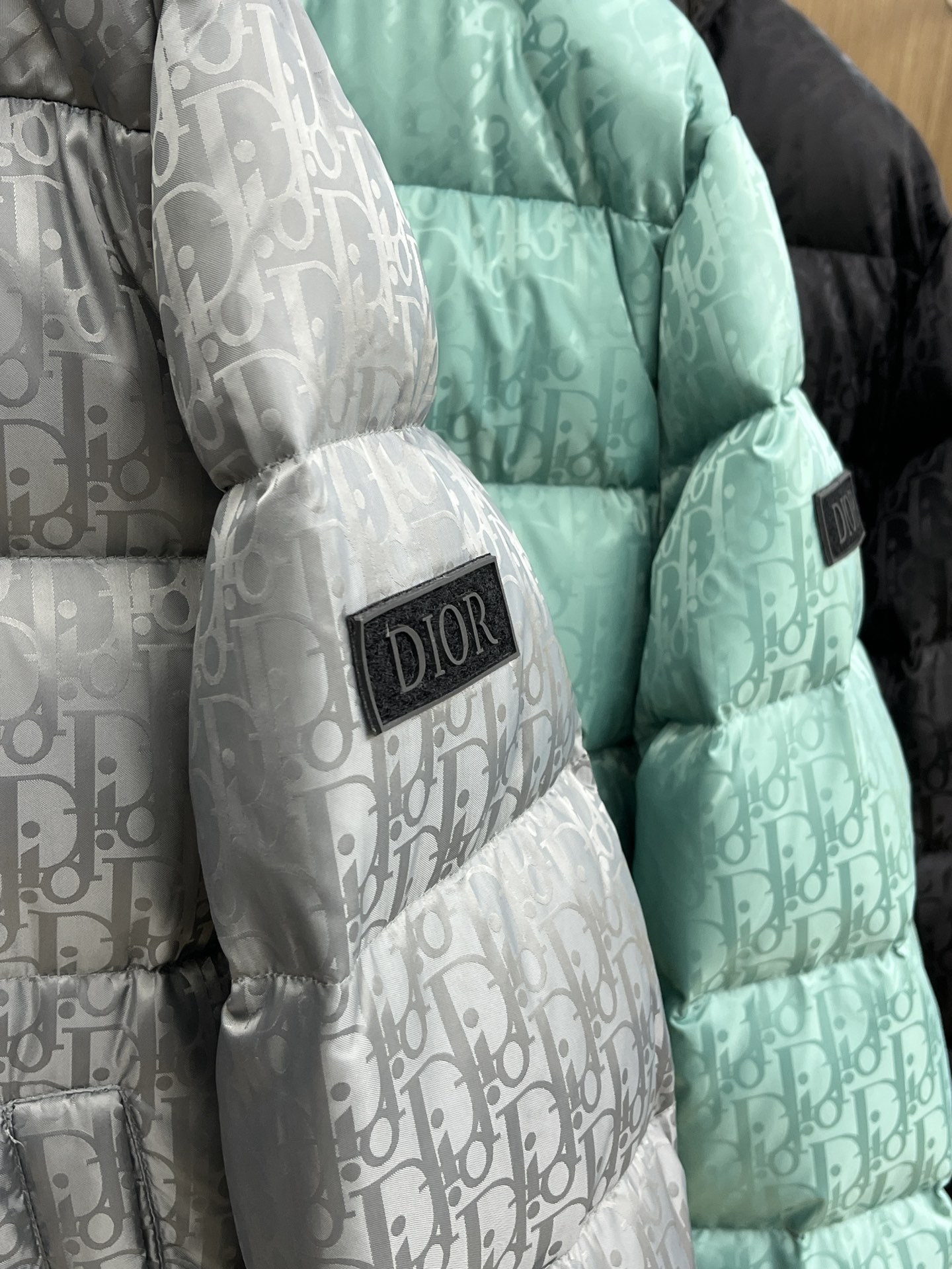 秋冬羽绒 CD迪奥 oblique暗纹老花立领羽绒，明星同款这是一款超复杂工艺的羽绒，定制面料周期长达5