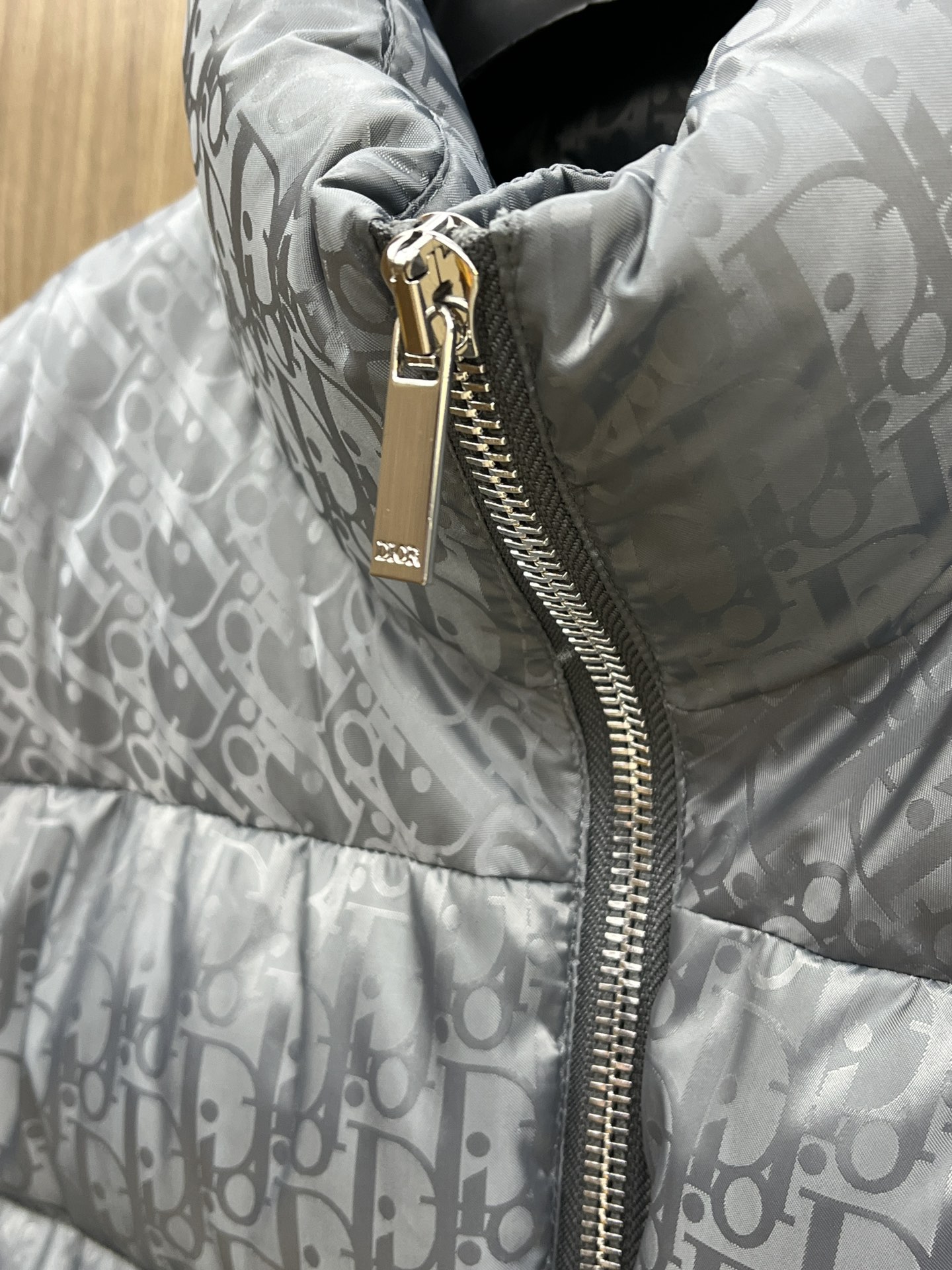 秋冬羽绒 CD迪奥 oblique暗纹老花立领羽绒，明星同款这是一款超复杂工艺的羽绒，定制面料周期长达5