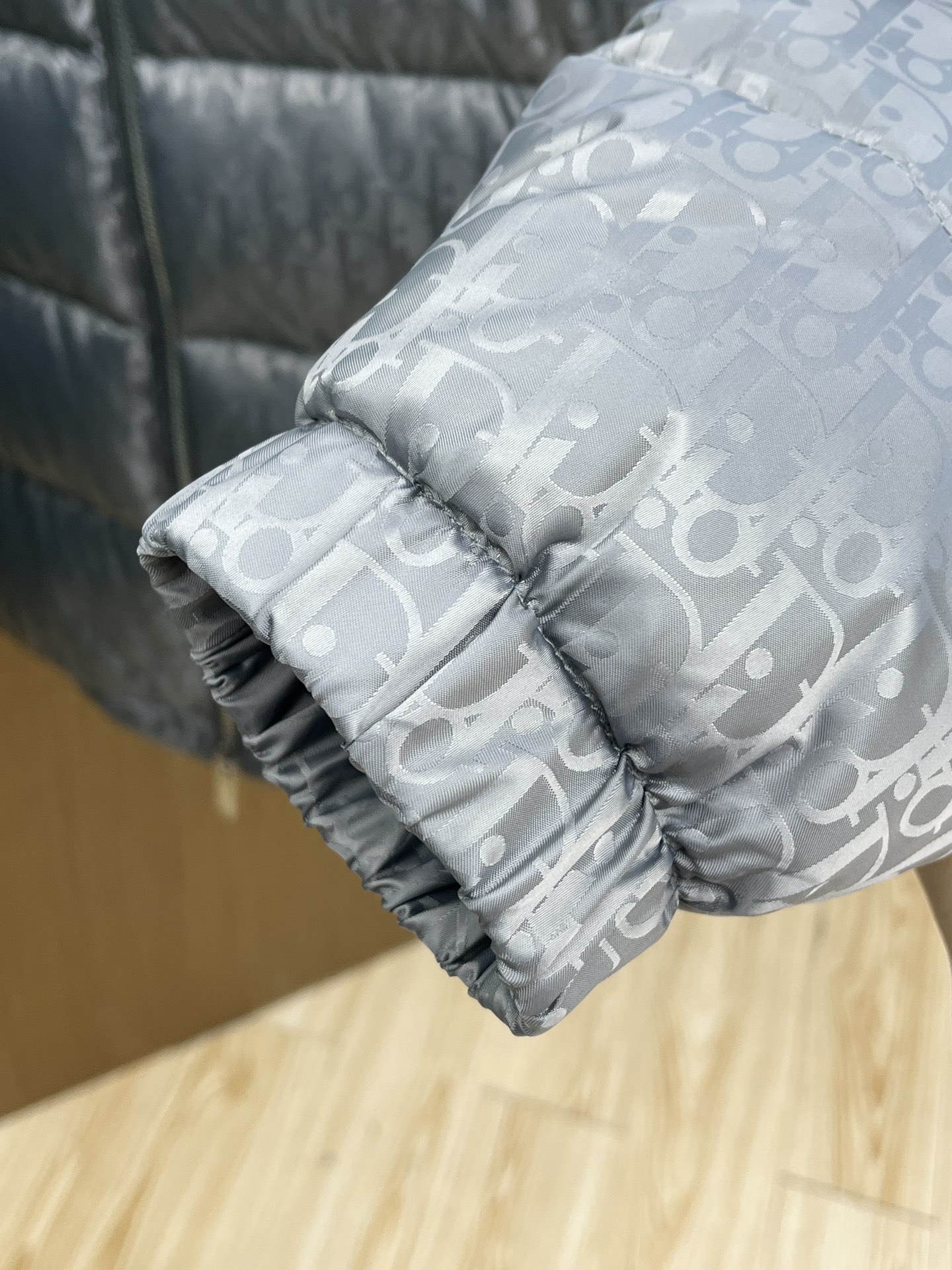 秋冬羽绒 CD迪奥 oblique暗纹老花立领羽绒，明星同款这是一款超复杂工艺的羽绒，定制面料周期长达5