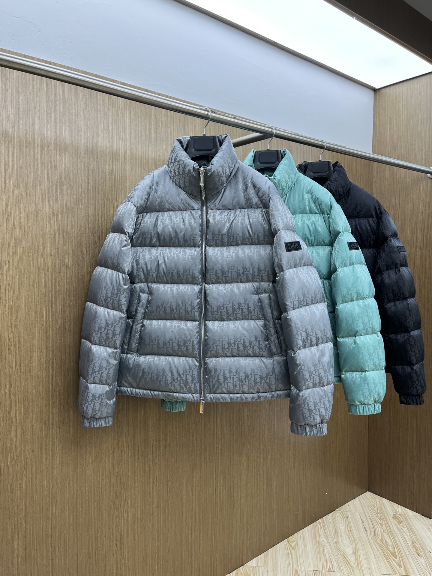 NO:567622,Autumn and winter down CD Dior oblique dark pattern presbyopic stand collar down, the same model as the star. This is a down with ultra-complex craftsmanship. The customized fabric cycle is as long as 50 days. Based on the original fabric, laser jacquard makes the whole piece concave and convex, with a stronger three-dimensional effect and a more obvious 3D effect. This fabric has a good hand feel, and the dark patterned presbyopia is very low-key. The fabric shows a dark luster and has extremely high waterproof properties!  The real texture is more perfect, custom-woven high-density satin nylon material and dark jacquard weave, simple and refreshing, thick and thick, super three-proof fabric, waterproof, stain-proof and dust-proof!  Full-width jacquard LOGO, ultra-high-end luxury and style. The handsomeness and eye-catching index of the upper body are absolutely NO. 1. Fully custom-woven jacquard LOGO technology fabric, high-density polyester fiber, a new type of heat-insulating and light-weight fabric. It has a light texture, delicate and soft warmth and breathability, especially the LOGO jacquard produces different light and dark interweaving under different lights!  Full of hidden flower logos, low-key with a touch of expensiveness, the overall shape is not too bloated, windproof and waterproof, it can be called a haven in winter, simple but not simple, wear it as a wrap for autumn and winter. The interior is filled with 90-fill white goose down, (90 white goose down 10 white goose feathers). This type of down is full of fluffiness, better thermal insulation, and has no down stalks!  Hooded and windproof design, comfortable and warm!  The white goose down filled inside is a strong guarantee of warmth and cold resistance. As for the so-called odor gas of down, it is completely worry-free. The upper body is light and full. The down filling is sufficiently balanced, so as to obtain uniform warmth!  The upper body is eye-catching. The hardware of the whole garment is made of original 1V1 customized tungsten material. Leather label design, hot melt technology, one-time molding. Sizes 48-56, dior, down jacket, hats, alexander wang19860909秋冬羽绒 CD迪奥 oblique暗纹老花立领羽绒,明星同款 这是一款超复杂工艺的羽绒,定制面料周期长达50天之久,在原有的面料基础上,激光提花,使整件凹凸有致,立体感更强,3D效果更加明显 此款面料手感俱佳,上的暗纹老花非常低调 面料呈现出暗纹光泽感,而且有极高的防水特性！实物质感更加完美, 定织高密度缎面尼龙材质 暗纹提花织法,简洁清爽,蓬感厚实,超强三防面料,防水防 污防尘！ 满幅提花LOGO 超高级的奢华档次与逼格 上身的帅气程度与吸睛指数绝对的NO.1 全定织提花LOGO科技面料,高密度的聚酯纤维  隔热轻薄型的新型面料,有着轻润的质感与细腻柔软的保暖性及透气性,特别是LOGO提花在不同的光线下产生明暗不同的光线交织！ 满满暗花标志 低调中带有一丝昂贵 整体造型不会过于臃肿 防风防水 堪称冬季里的避风港 简约但不简单 秋冬搭配穿裹出门哦 内部填充了90蓬松度的白鹅绒,(90白鹅绒10白鹅毛)此类羽绒蓬感十足,保暖效果更佳,没有羽绒毛梗！连帽防风设计,舒适保暖！内里填充的白鹅绒 更是保暖抗寒的有力保证,至于羽绒所谓的异味气体 完全无忧,上身轻盈饱满 羽绒填充足够均衡,fsh从而得到保暖的均一性！上身养眼非凡 全衣的五金采用的是原厂1V1定制钨金材质 皮标设计,热熔技术,一次成型 尺码48-56,,dior,down jacket,hats,alexander wang,Men's clothing