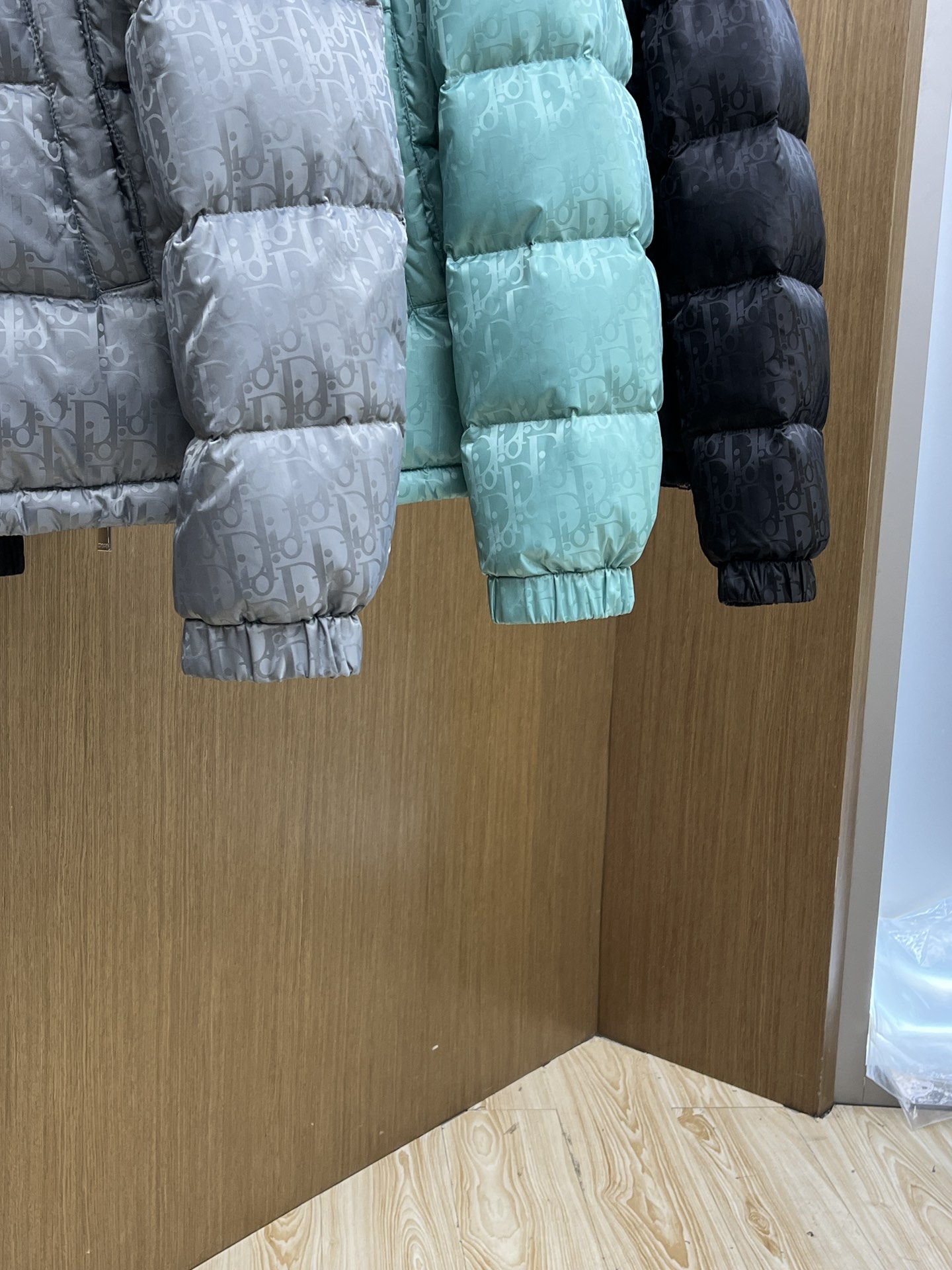 秋冬羽绒 CD迪奥 oblique暗纹老花立领羽绒，明星同款这是一款超复杂工艺的羽绒，定制面料周期长达5