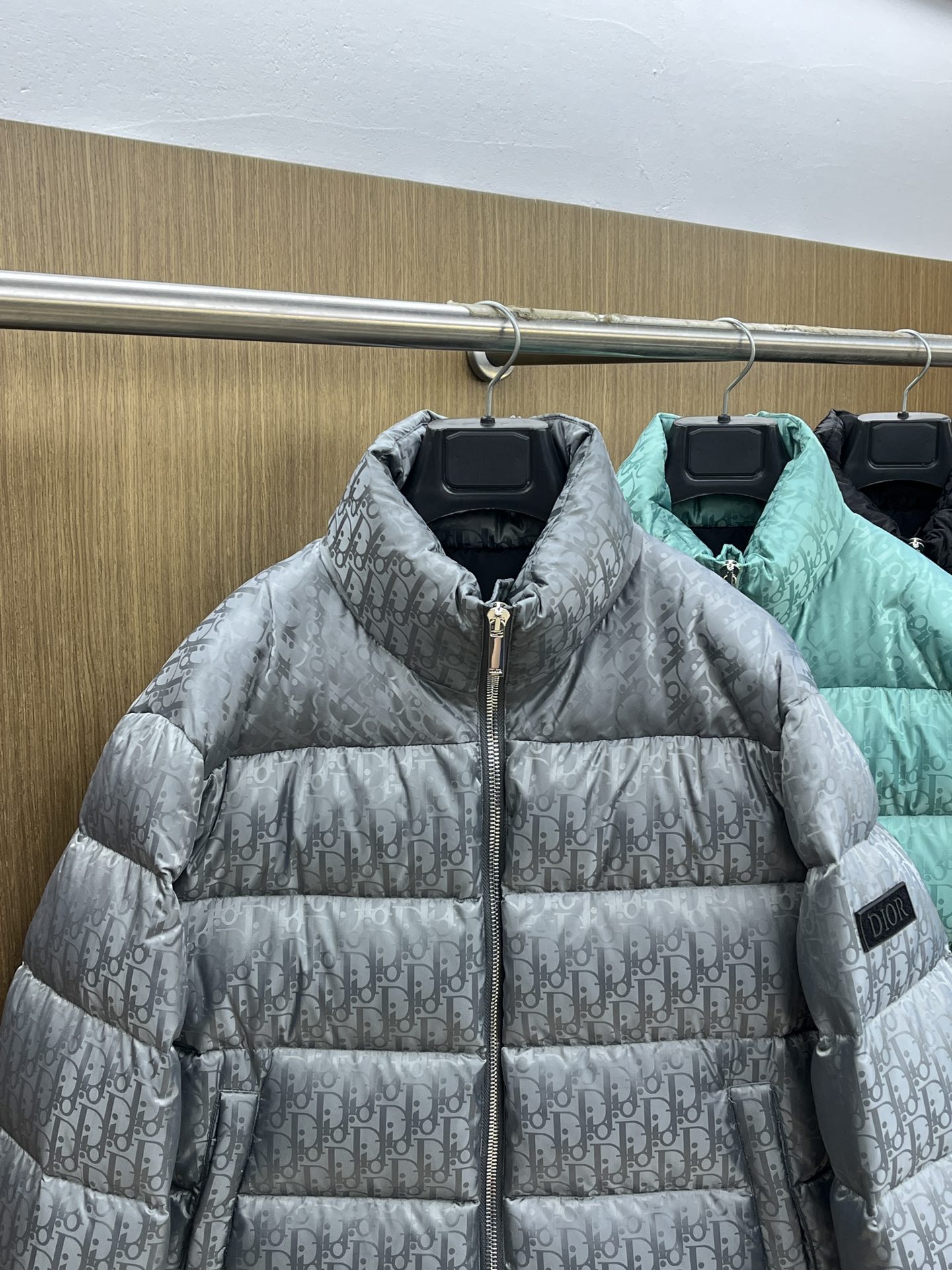 秋冬羽绒 CD迪奥 oblique暗纹老花立领羽绒，明星同款这是一款超复杂工艺的羽绒，定制面料周期长达5