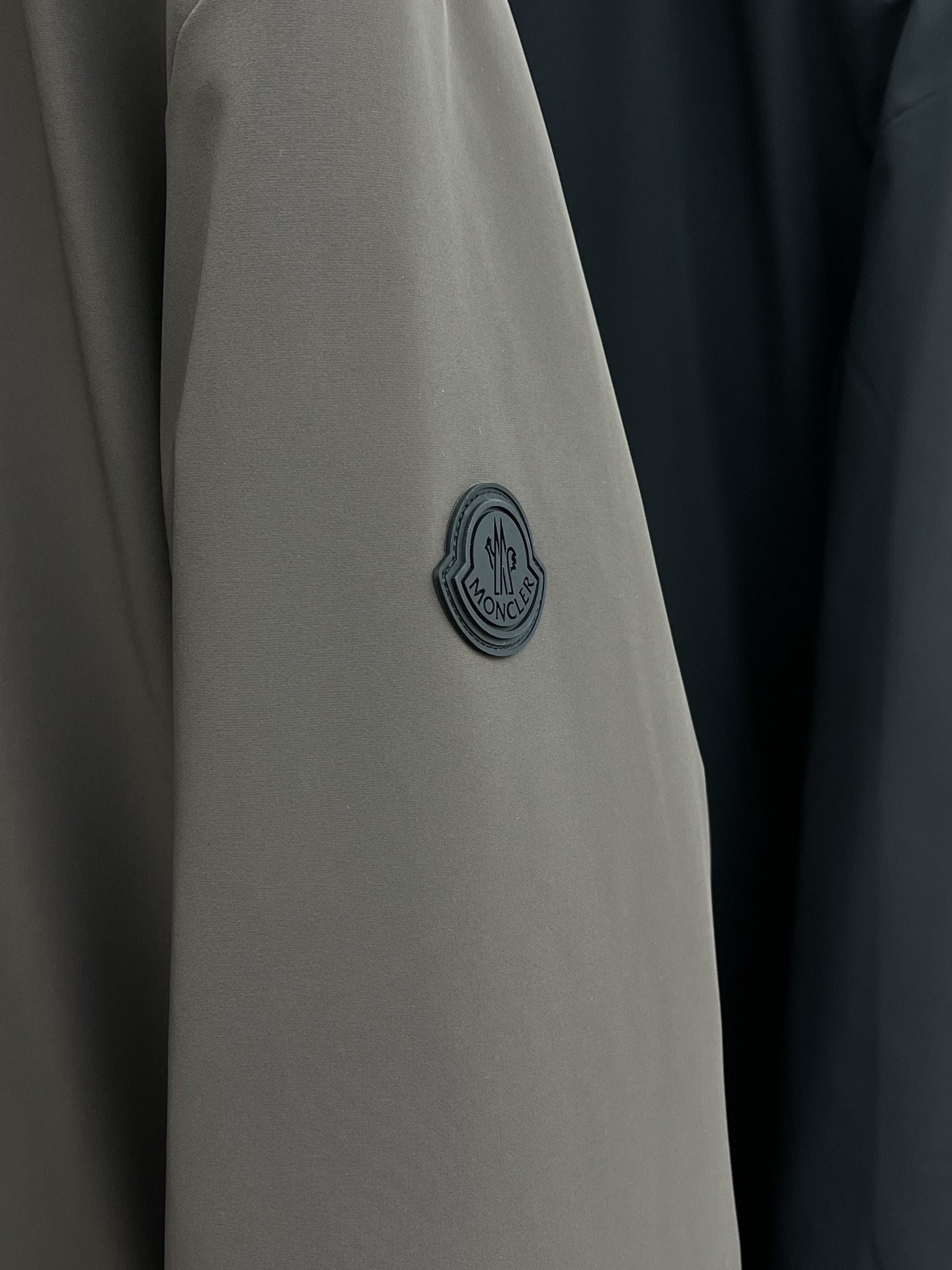 秋冬羽绒 Mon 🔥🔥最新款时尚设计师款夹克外套立领，双面穿。处处细节显工艺足够的高级 结构性剪裁的设计